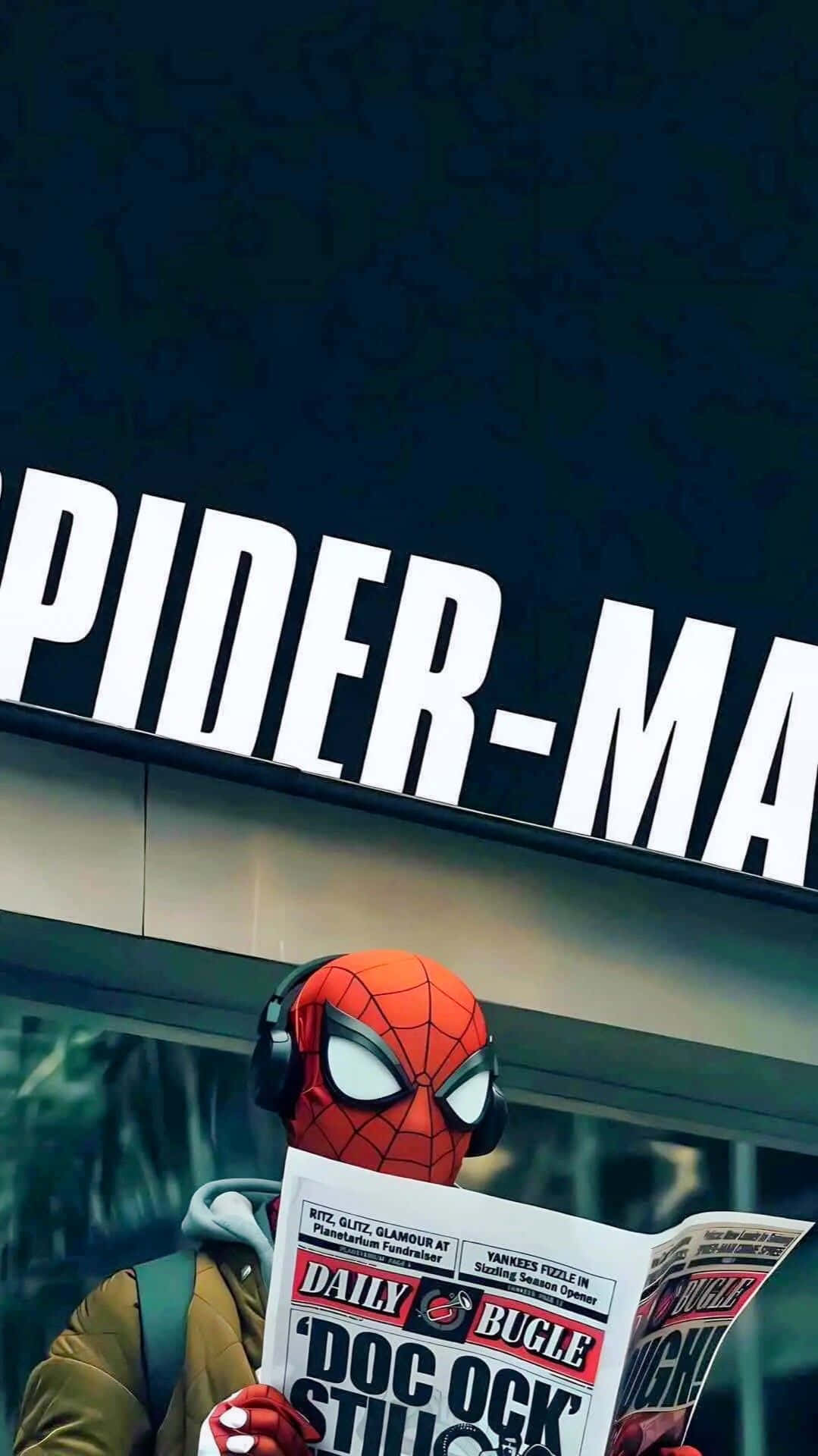 Daily Bugle 桌布 壁紙 — 身穿紅色戰衣的蜘蛛俠在城市景觀中，於「SPIDER-MAN」標誌下閱讀《號角日報》。