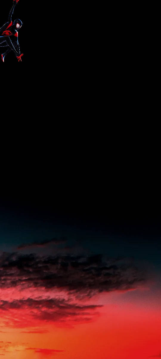 蜘蛛人在帶有暗雲的火紅日落天空中擺盪。