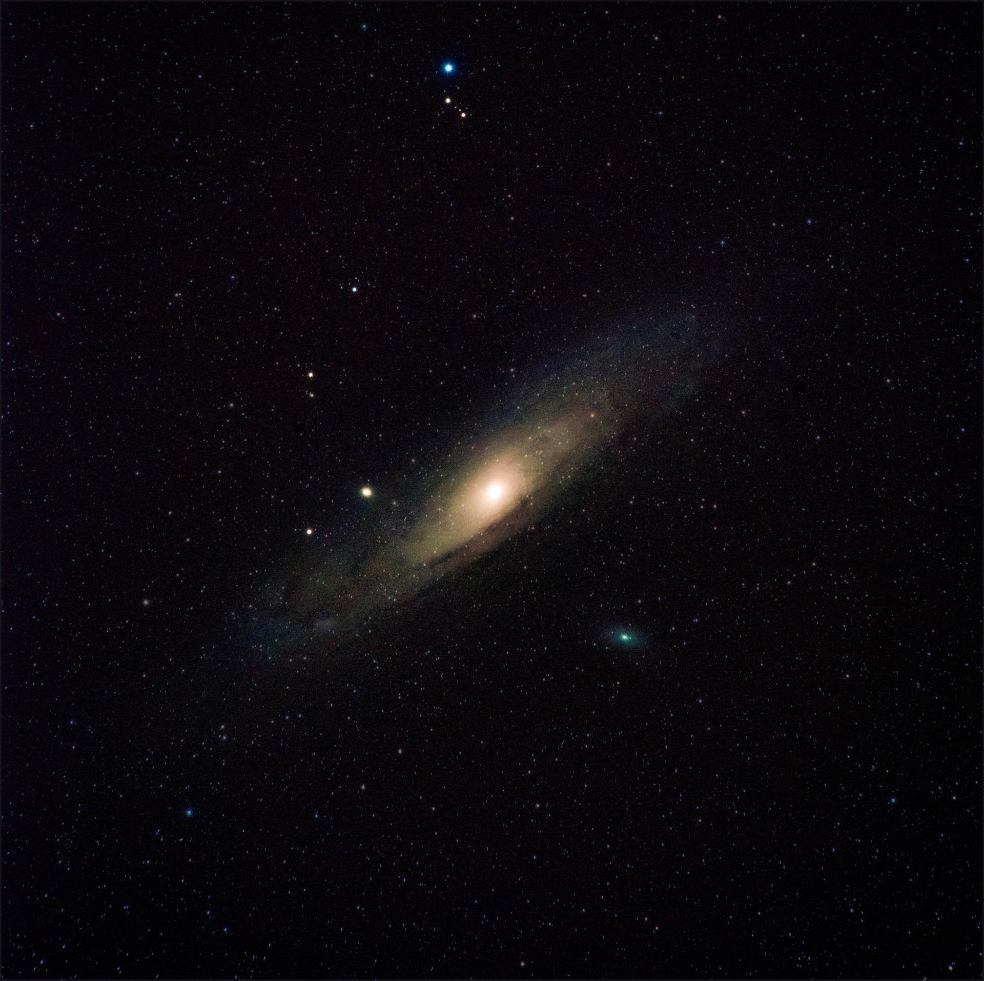螺旋星系，明亮核心和旋轉臂，在遙遠恆星之間。 — 宇宙 壁紙