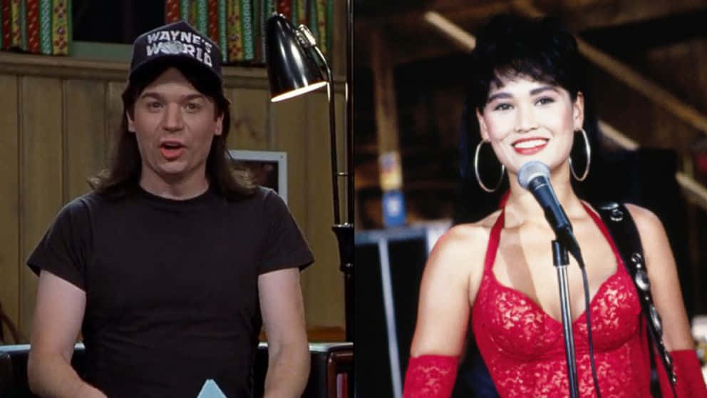  壁紙 — Wayne's World 主持人和一位身穿紅色蕾絲服裝、戴著圓環耳環的微笑歌手的分割畫面。
