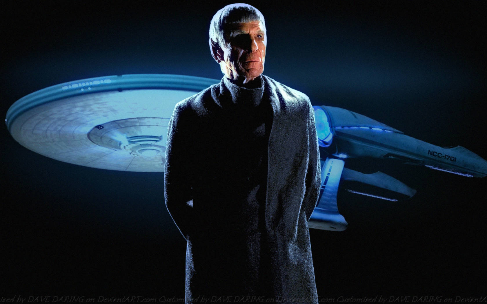 Spock 桌布 壁紙 — Spock 莊嚴地站在 USS Enterprise NCC-1701 前，藍色燈光投射出戲劇性的陰影。