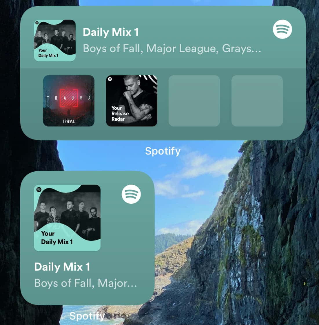 Smartphone 桌布 壁紙 — Spotify 應用程式介面漂浮在戲劇性的海岸懸崖上，藍天和綠意盎然。