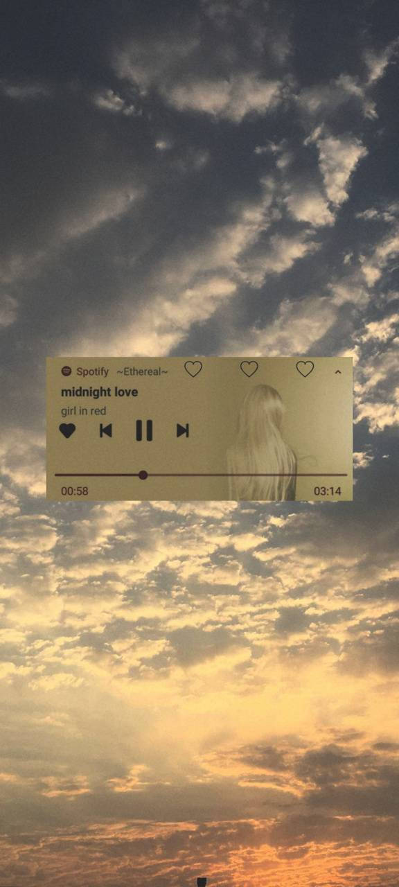 音樂美學 桌布 壁紙 — Spotify 音樂播放器疊加在戲劇性的日落天空上，帶有金色雲朵和黑暗剪影。