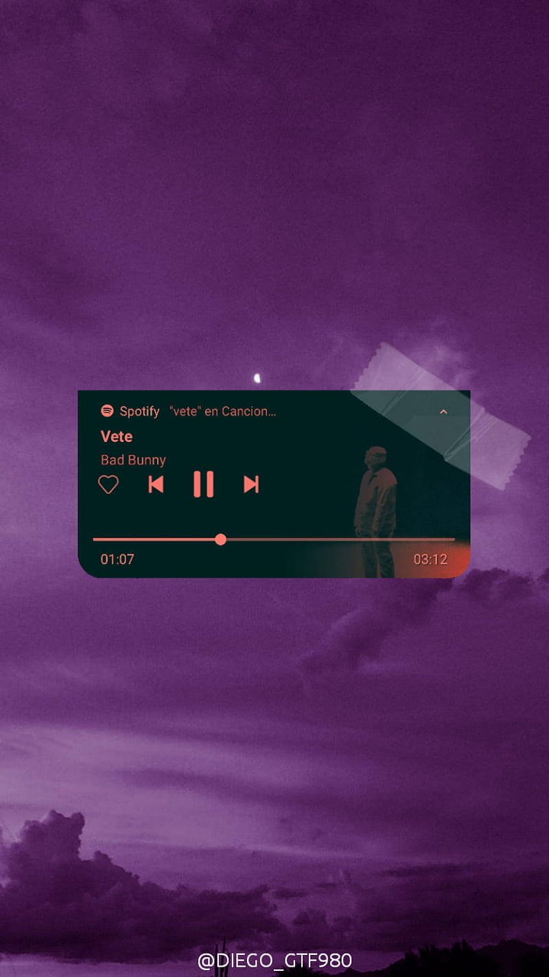 View 桌布 壁紙 — Spotify 音樂播放器疊加層顯示 Bad Bunny 的歌曲 Vete，背景是戲劇性的紫色暮色天空和雲朵。