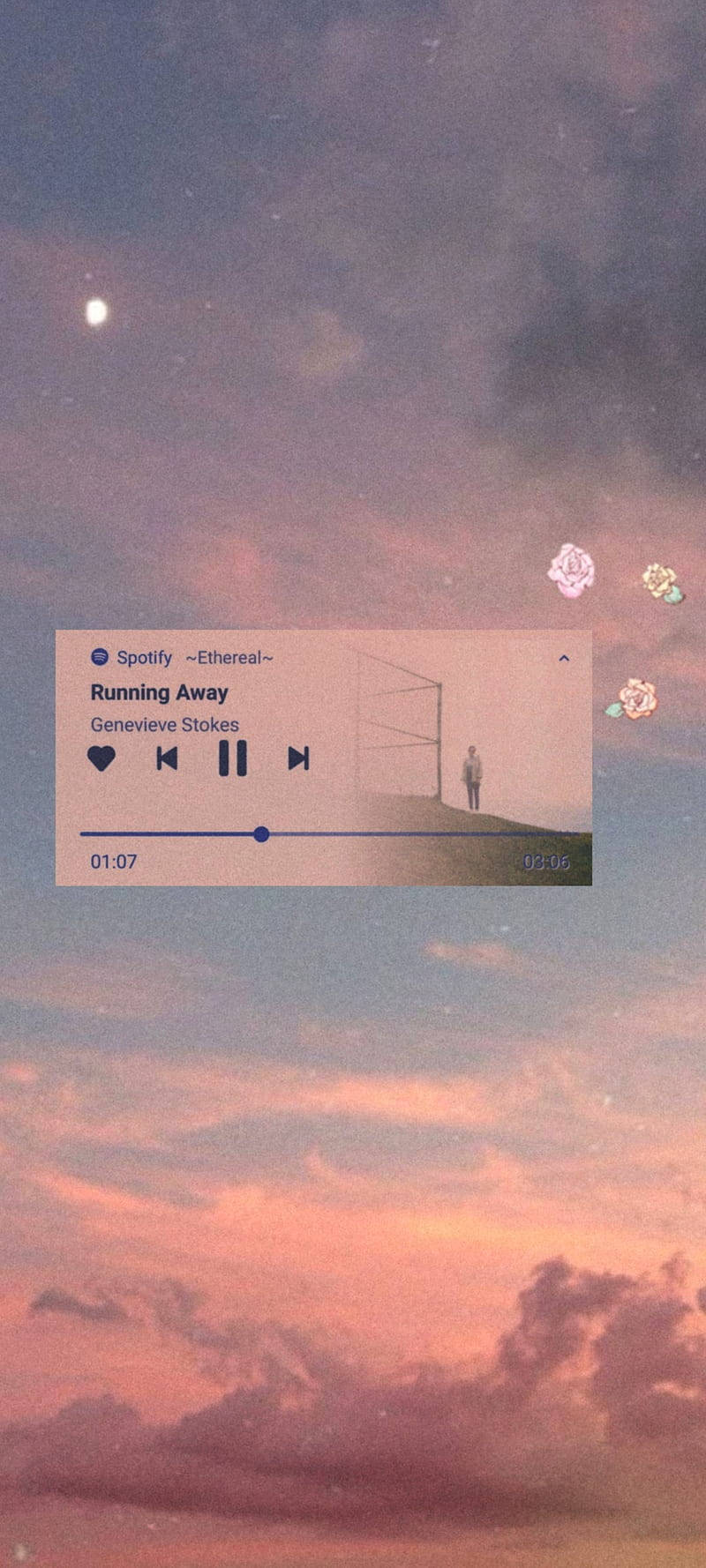 雲朵 桌布 壁紙 — Spotify 音樂播放器疊加層顯示 Genevieve Stokes 的《Running Away》，背景是夢幻的暮色天空，帶有柔和的粉紅雲朵和一個孤獨的人影站在山丘上。
