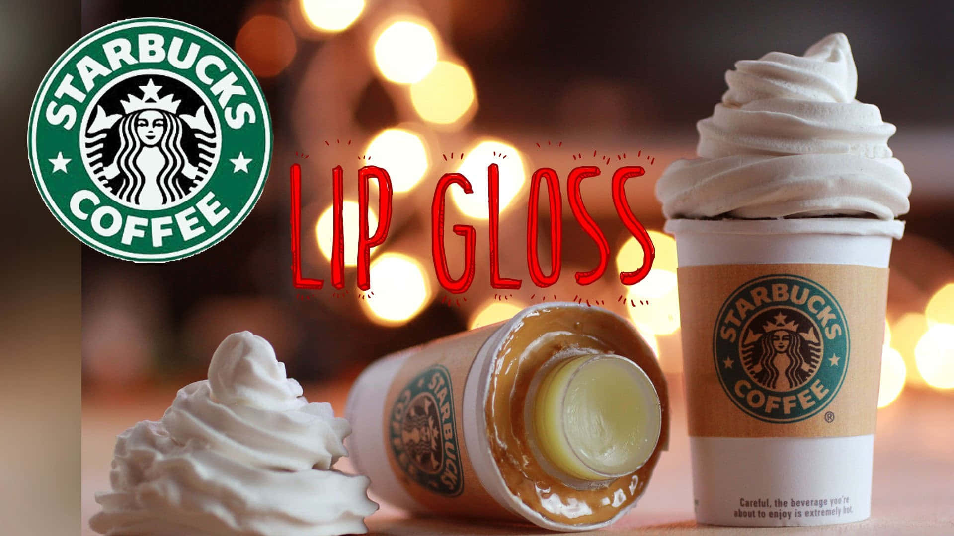 Aesthetic Starbucks 桌布 壁紙 — Starbucks 咖啡杯變身成唇彩，帶有鮮奶油漩渦和背景中溫暖的散景燈光。
