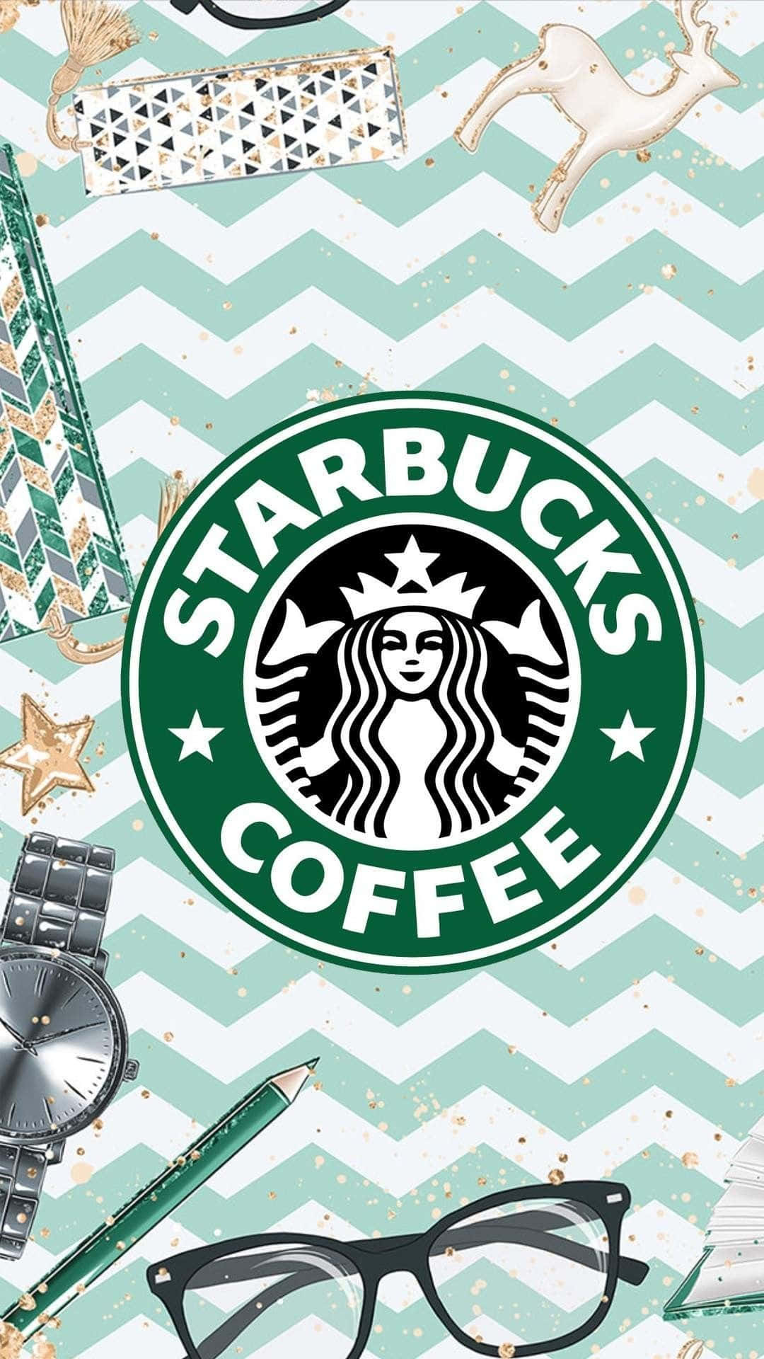 Aesthetic Starbucks 桌布 壁紙 — Starbucks 標誌置中於薄荷綠色人字形背景上，散落著眼鏡、手錶和鹿剪影等配件。