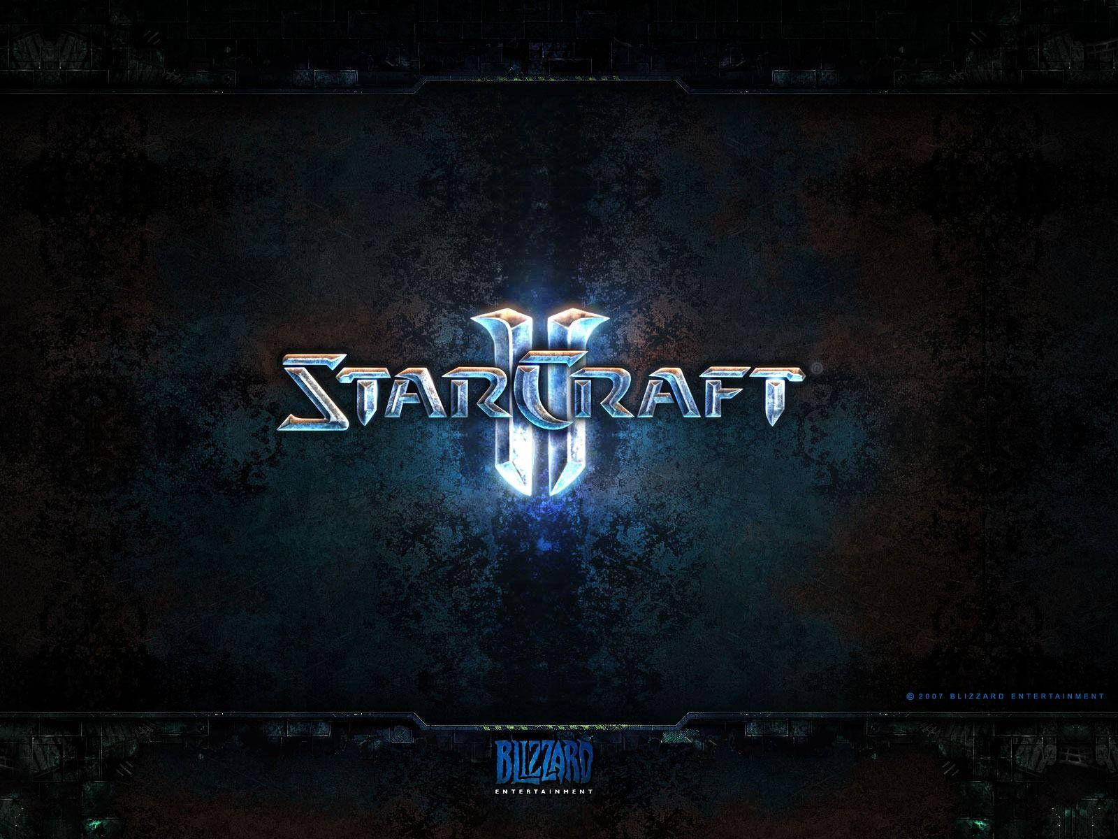 電玩遊戲 桌布 壁紙 — StarCraft II 標誌在帶有細微電路圖案的深色紋理背景上發出金屬藍光。
