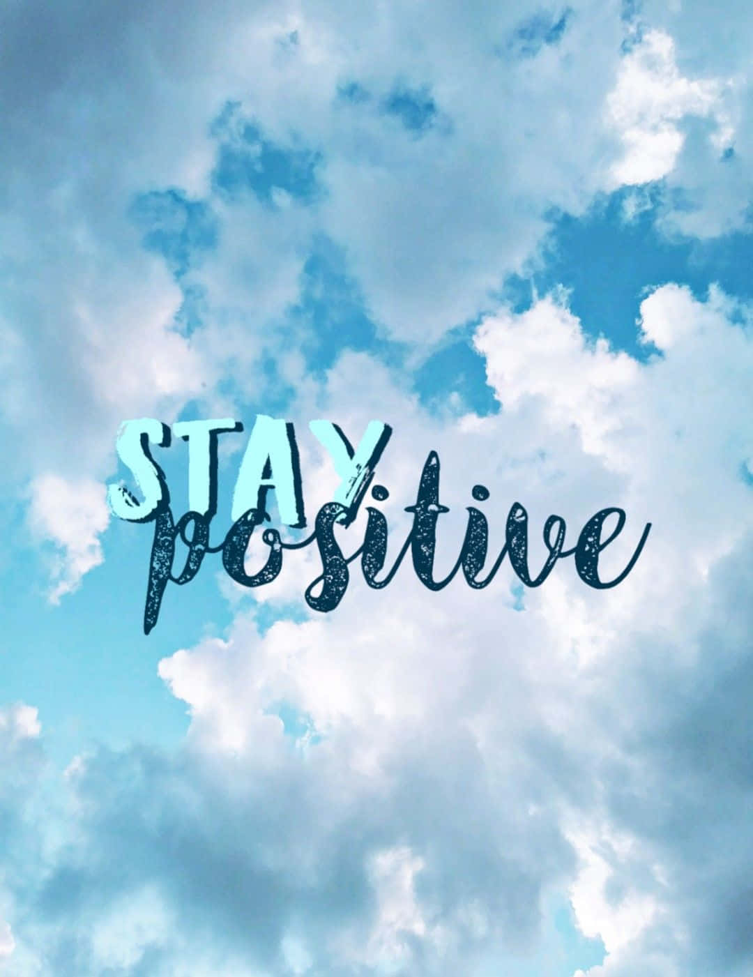 正向 桌布 壁紙 — 「STAY positive」這幾個字以粗體風格字體漂浮在柔和藍天和 fluffy 白雲的背景上。