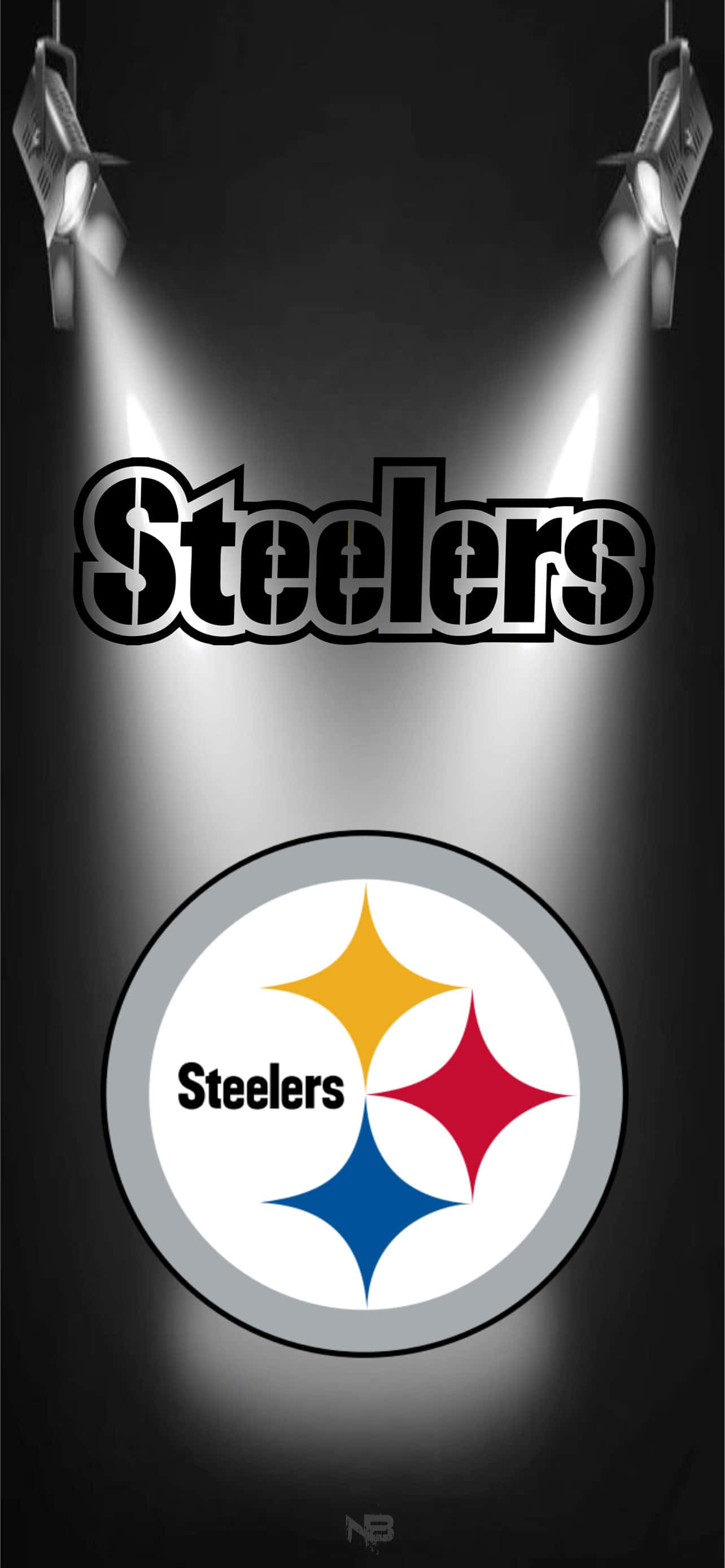 Pittsburgh Steelers Logo 桌布 壁紙 — Steelers 標誌在黑暗舞台上被兩個聚光燈照亮，上方有 'Steelers' 文字。