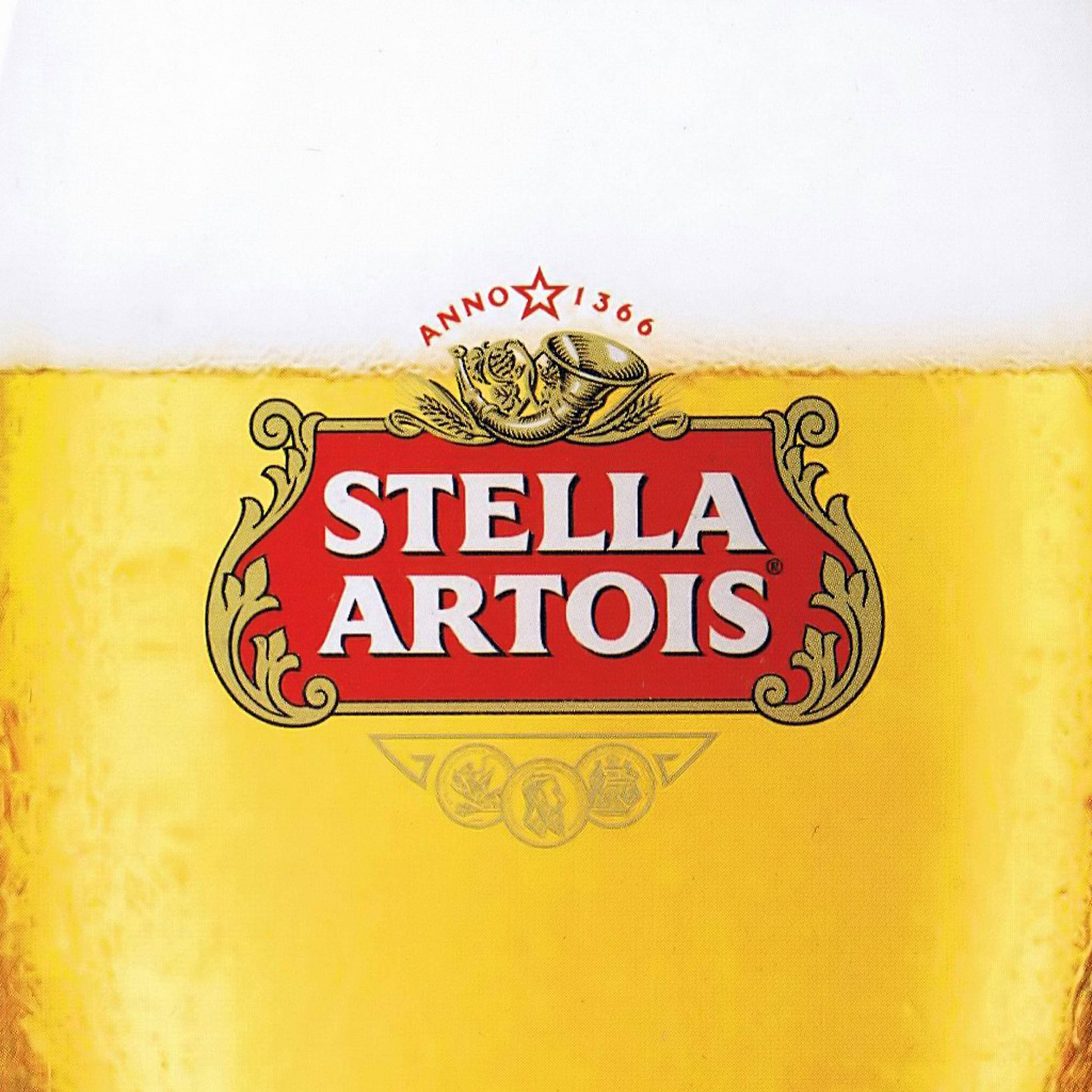 飲料 桌布 壁紙 — Stella Artois 啤酒杯的特寫，顯示金色液體和白色泡沫，帶有標誌性的紅金色標誌。