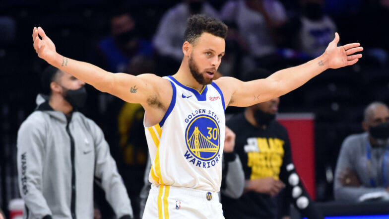 史蒂芬柯瑞在NBA比賽中身穿金州勇士隊球衣慶祝。 — NBA 壁紙