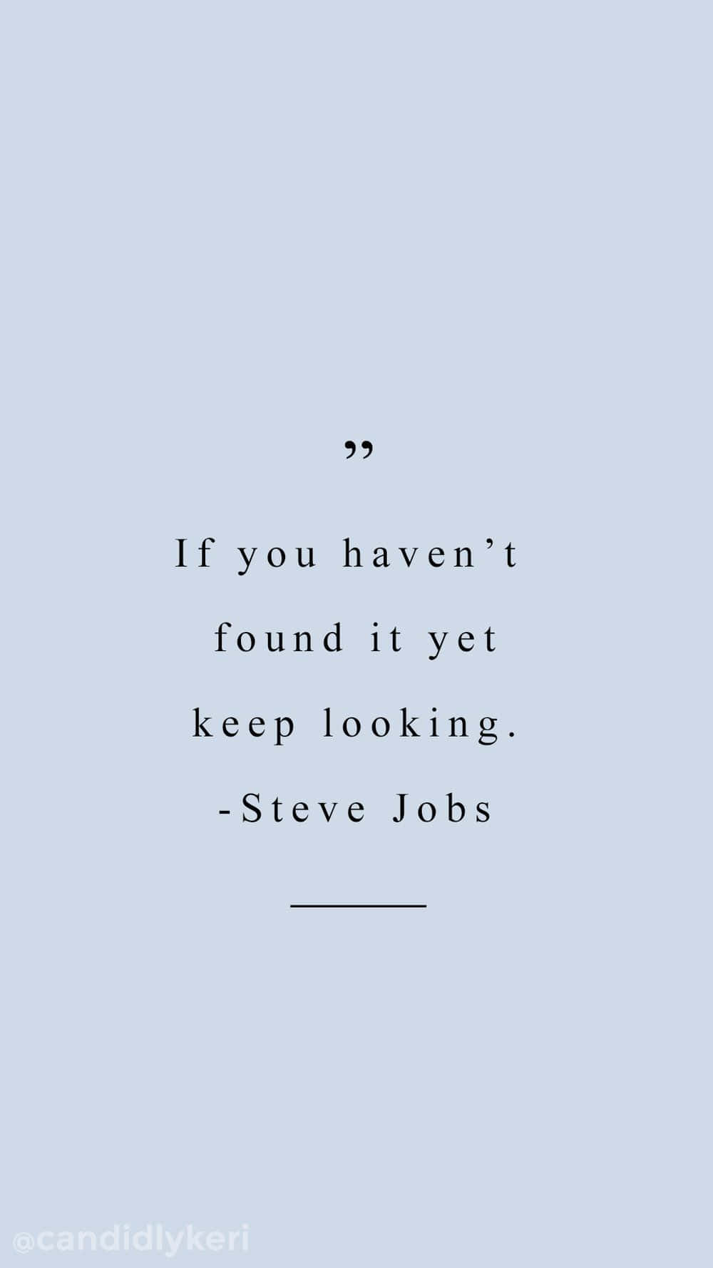 桌布 壁紙 — Steve Jobs 的簡約語錄，居中於柔和的藍色背景上，搭配乾淨的字體排版。