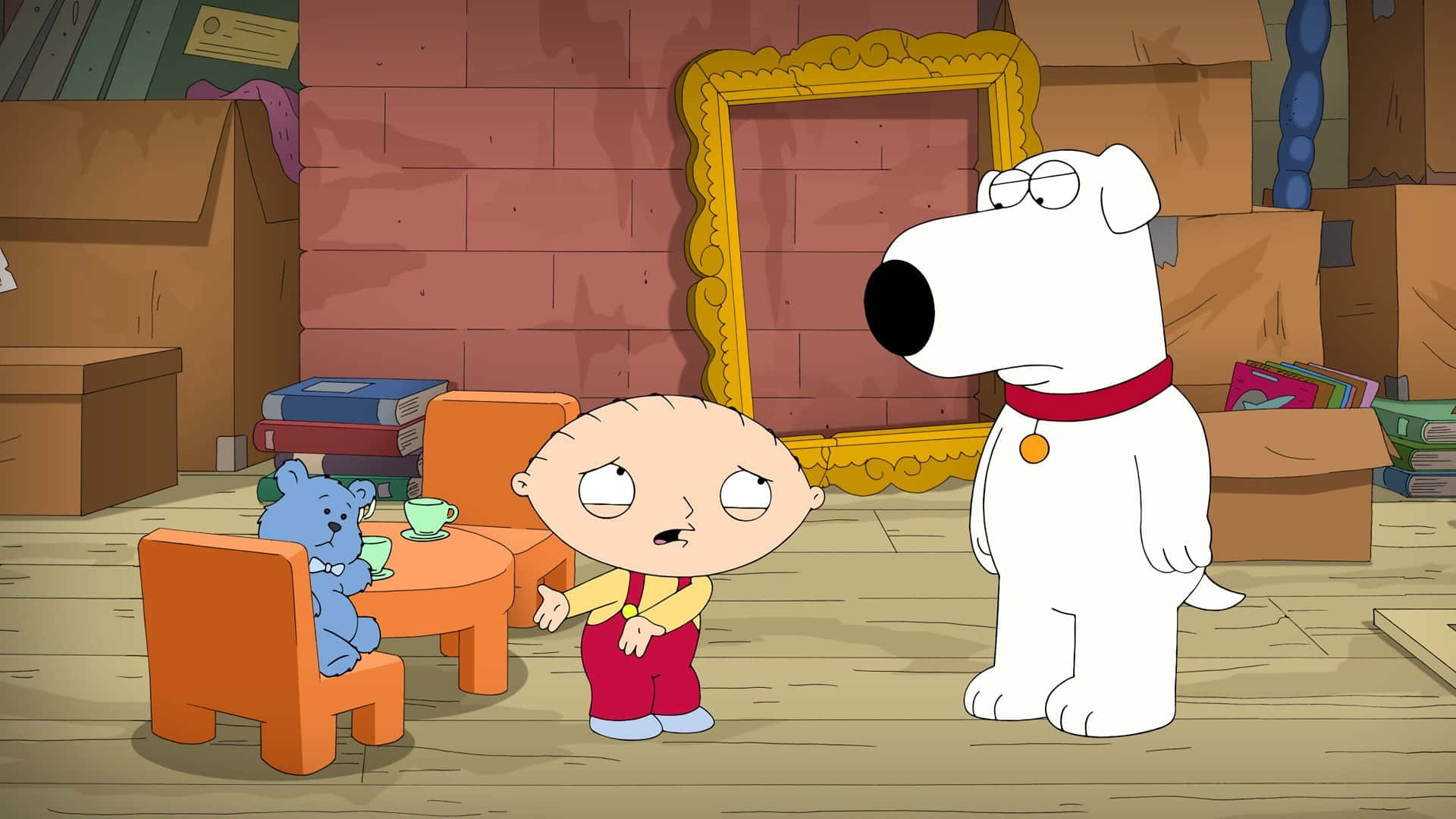 蓋酷家庭 桌布 壁紙 — Stewie Griffin 站在一個雜亂的房間裡，拿著一個杯子，而狗 Brian 則帶著無聊的表情看著。