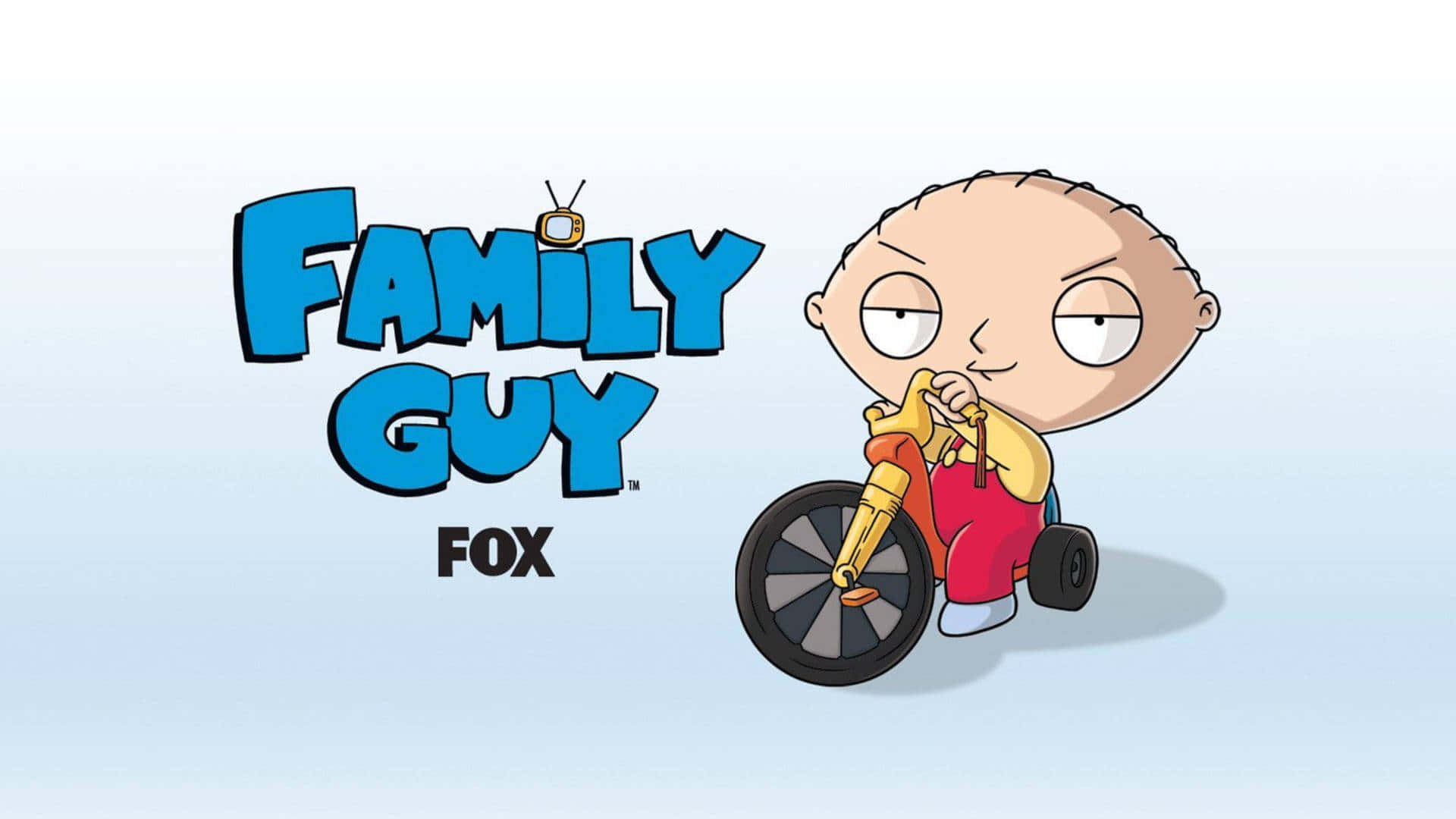 蓋酷家庭 桌布 壁紙 — Stewie Griffin 騎著三輪車，旁邊是淺色漸層背景上的藍色《Family Guy》標誌。