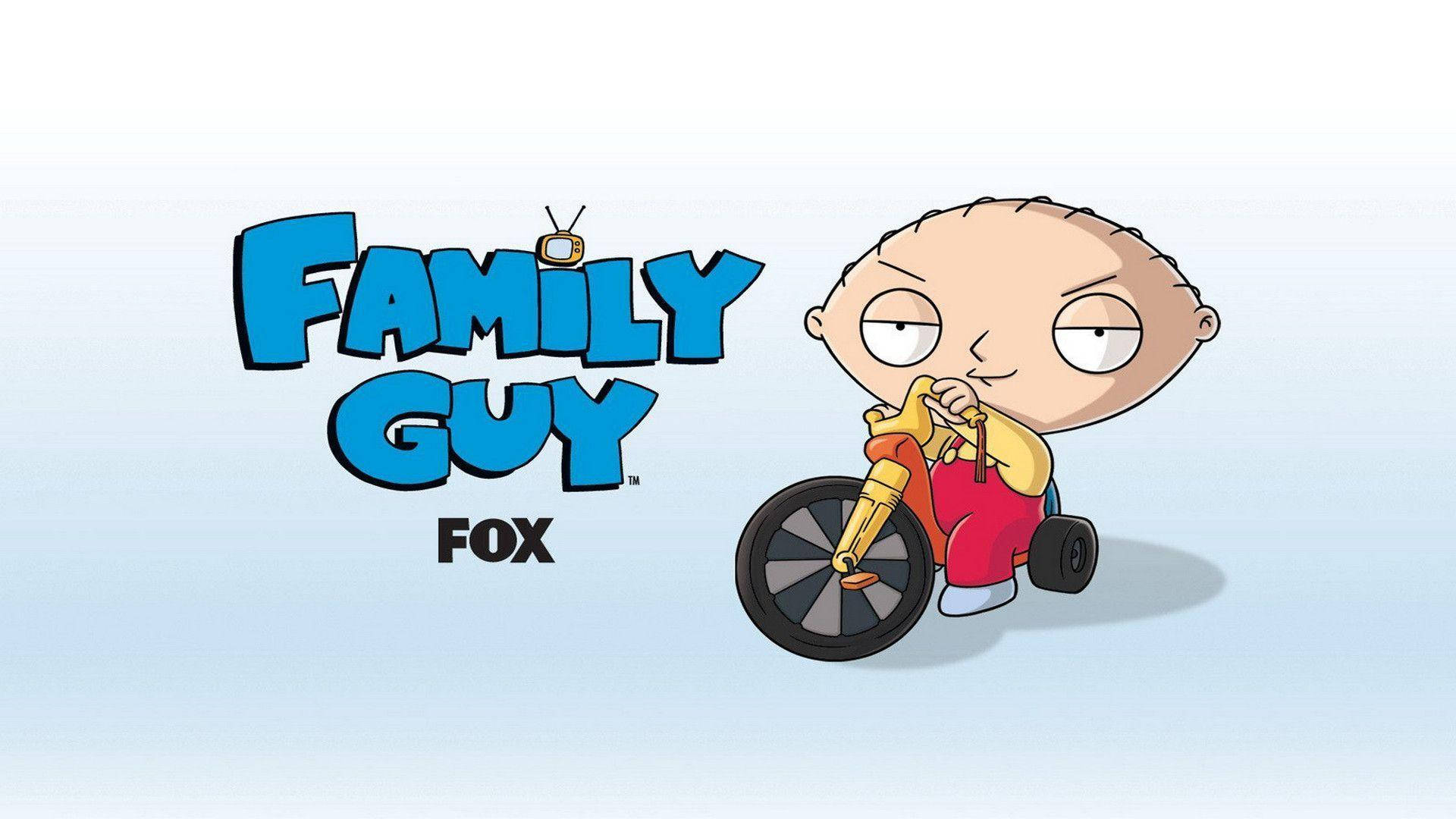 stewie 桌布 壁紙 — Stewie Griffin 騎著三輪車，露出得意洋洋的表情，旁邊是藍色的Family Guy標誌，背景為淺藍色漸層。