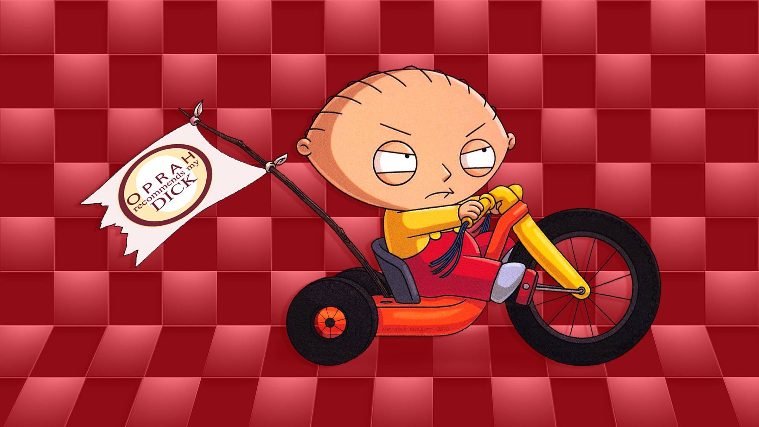 蓋酷家庭 桌布 壁紙 — Stewie Griffin 騎著一輛紅色三輪車，車上插著一面寫有「Oprah recommends Dick」的旗幟，背景是紅色格子圖案。