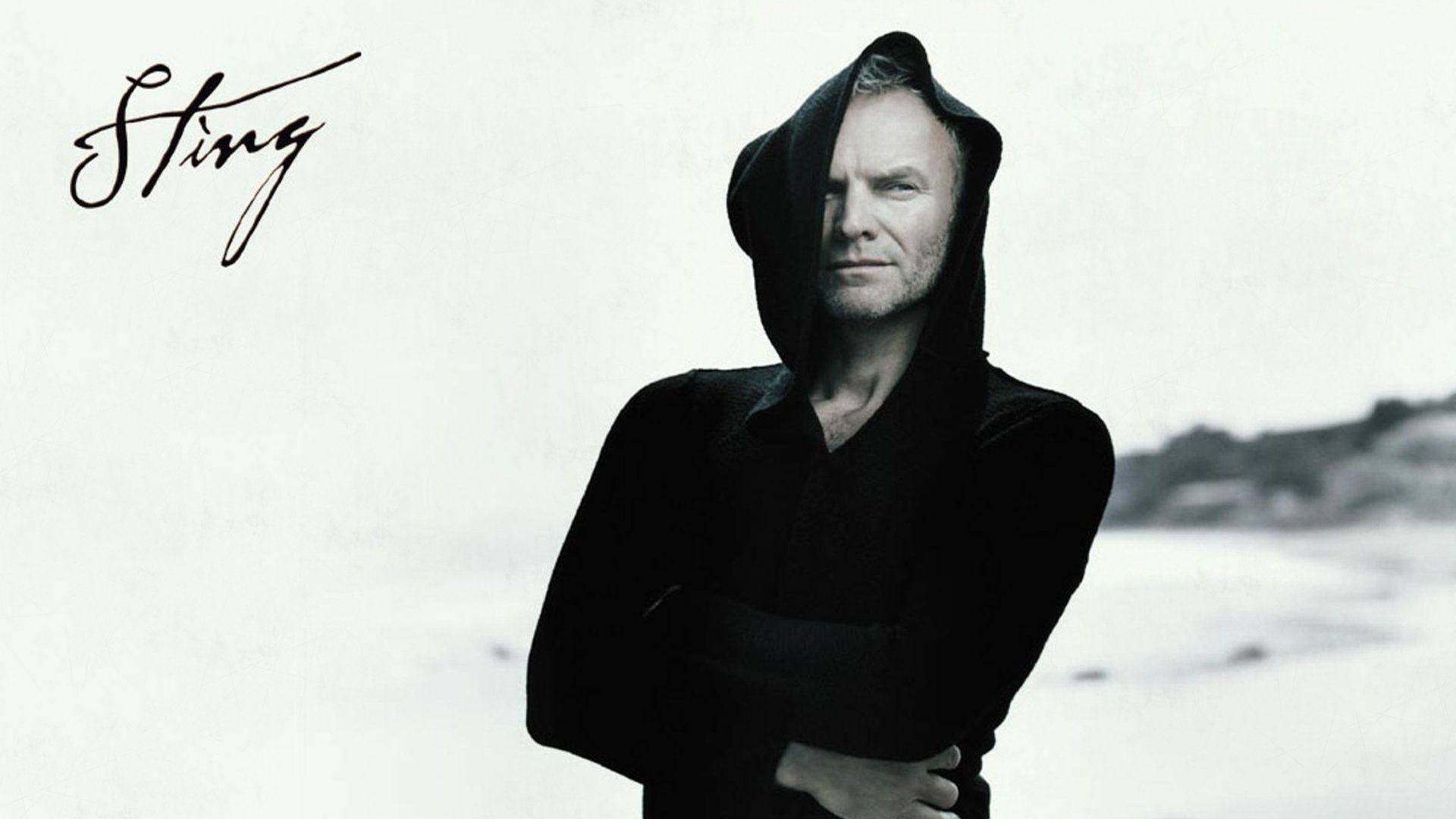 actor 桌布 壁紙 — Sting 身穿黑色連帽衣物，雙臂交叉，表情嚴肅，背景是雪地。
