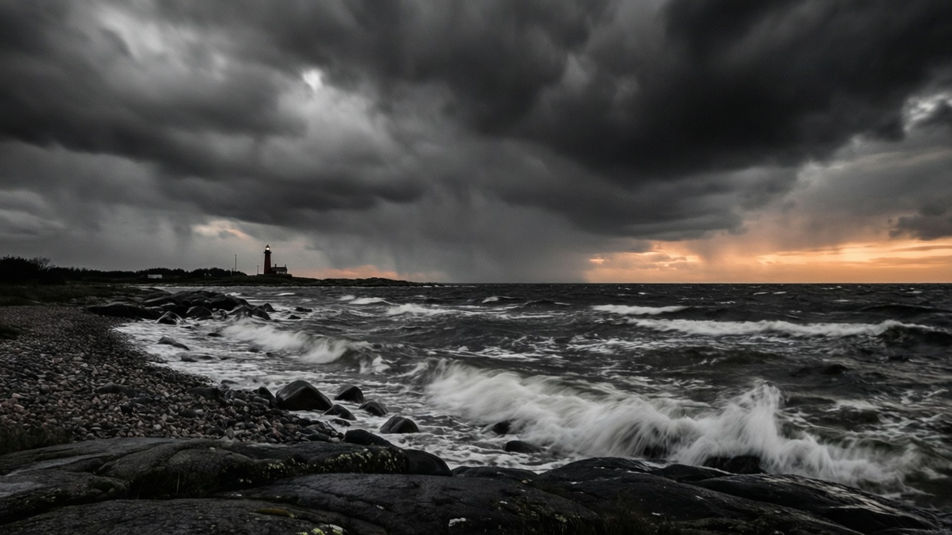 Karlshamn 桌布 壁紙 — 暴風雨的海岸場景，波浪拍打黑暗岩石，天空陰沉，遠方燈塔在日落時發光。
