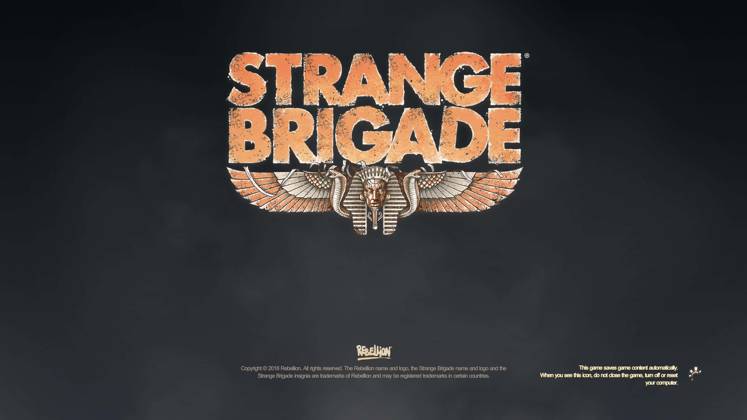 遊戲 桌布 壁紙 — Strange Brigade 標誌以紋理橙色字母和帶翅膀的埃及法老頭在黑暗煙霧背景中發光。