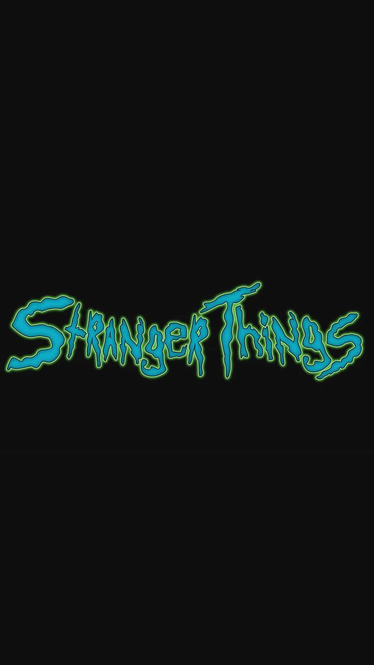Creative iPhone 桌布 壁紙 — Stranger Things 標誌在純黑色背景上發出電光藍和綠色霓虹光芒。