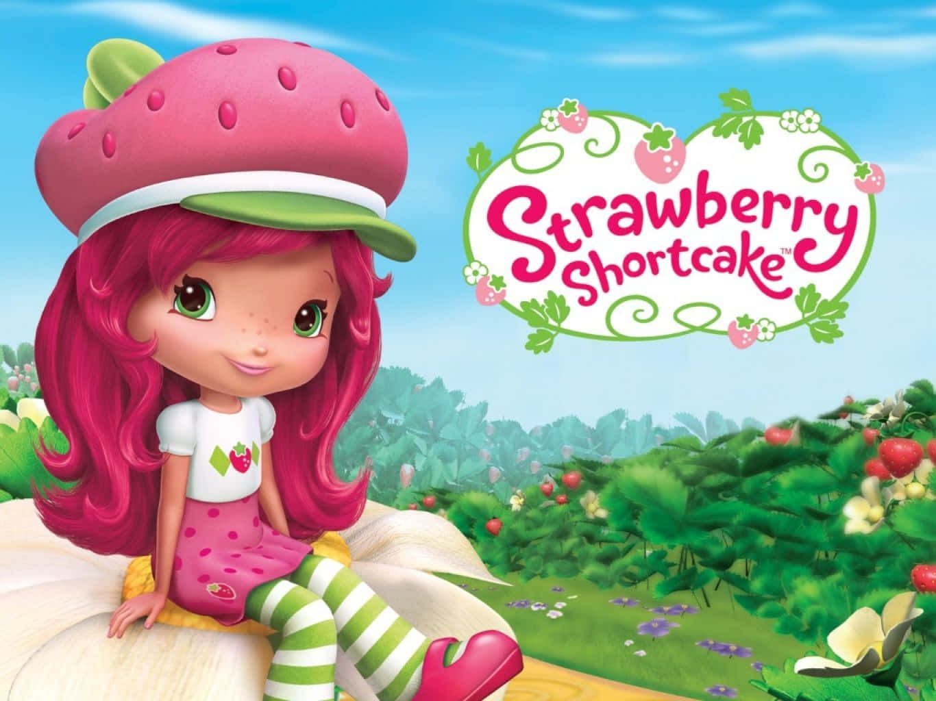 草莓 桌布 壁紙 — Strawberry Shortcake 在晴朗藍天下的一個生機勃勃的草莓田中，開心地坐在一朵巨型花上。