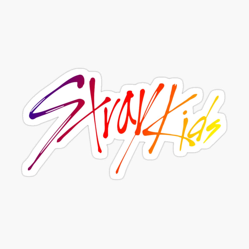 壁紙 — 一個充滿活力的漸變標誌貼紙，適用於 Stray Kids，紫色到黃色的字體在白色背景上。
