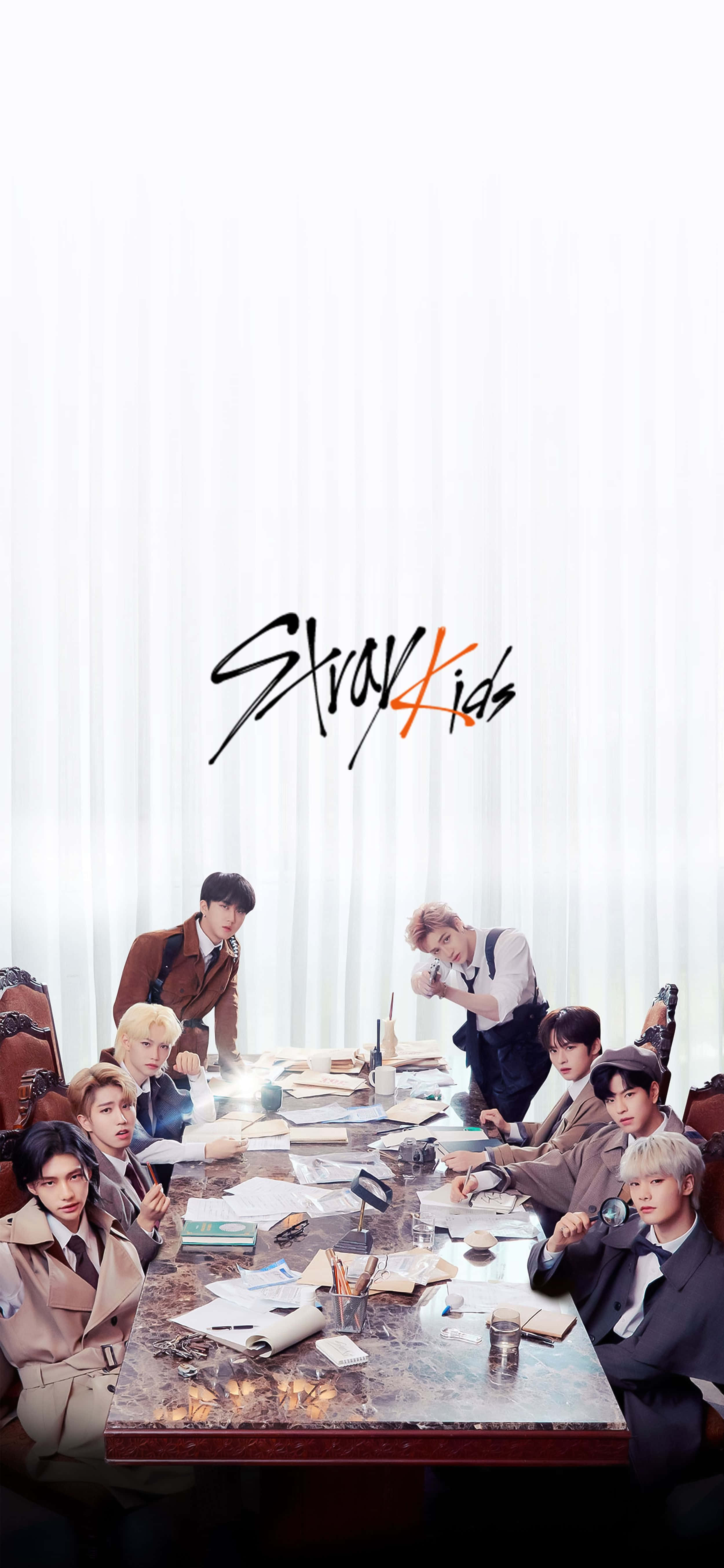 桌布 壁紙 — Stray Kids 七位成員在白色窗簾背景下，圍繞一張凌亂的大理石桌子擺姿勢，並帶有他們的標誌。
