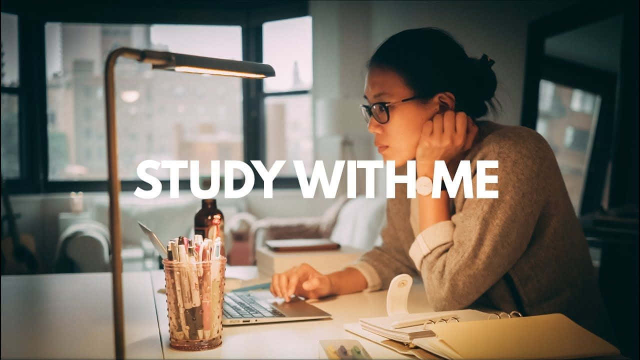 study with me - 女性在電腦前工作 壁紙
