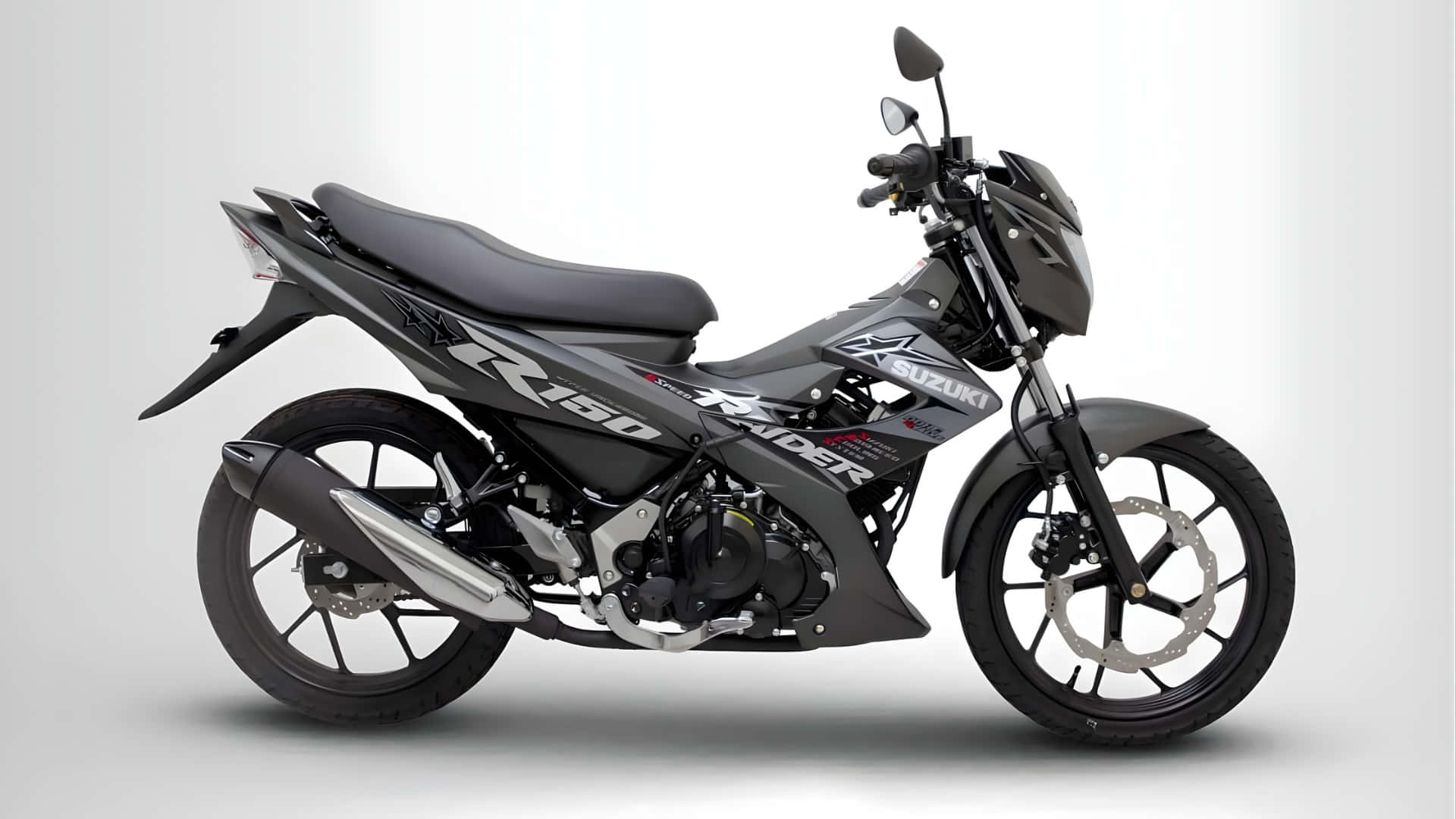  壁紙 — 一台時尚的黑色Suzuki R150機車，帶有銀色點綴和運動設計，放置在乾淨的攝影棚環境中。