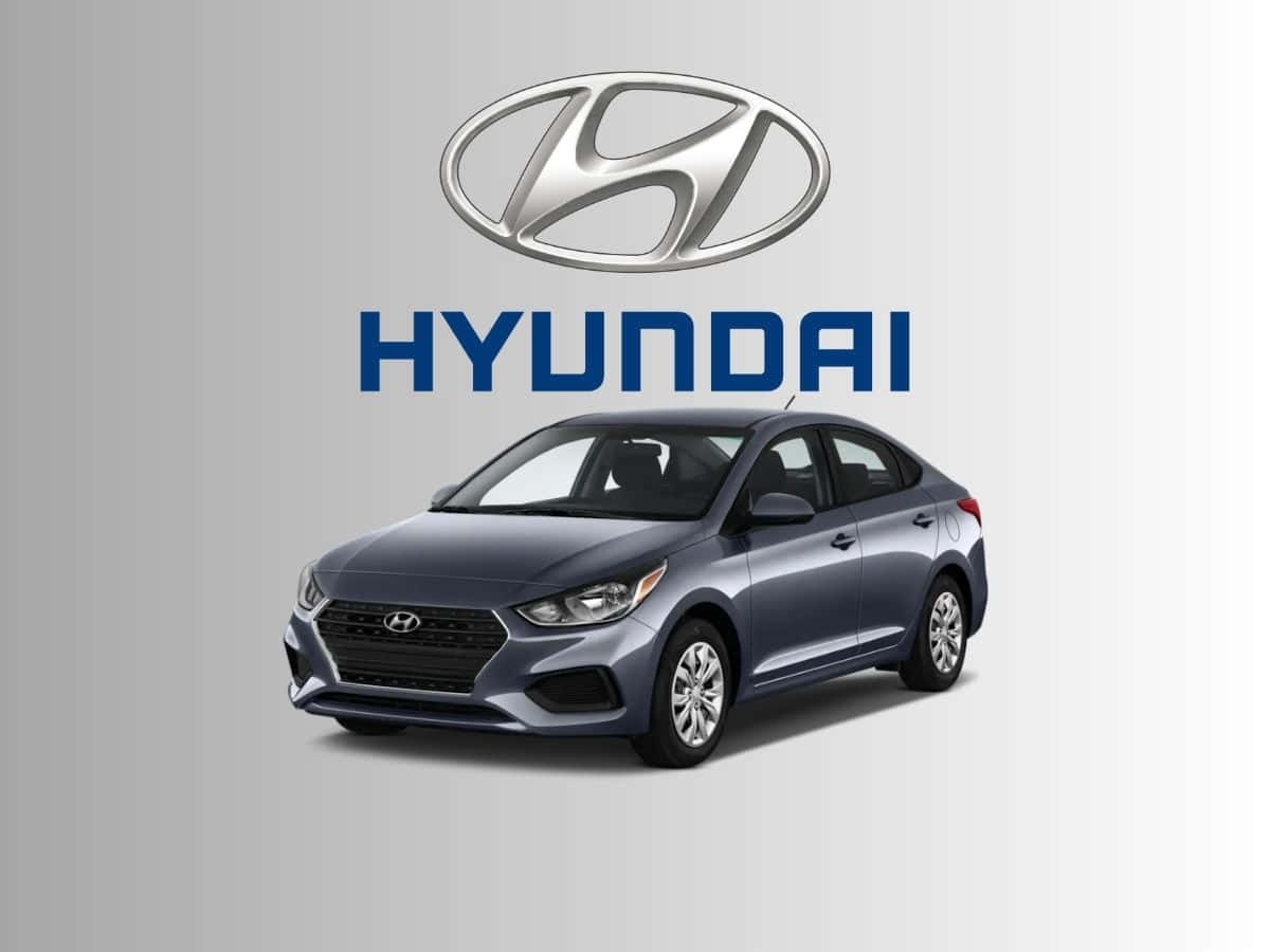 Hyundai Accent 桌布 壁紙 — 一輛時尚的藍色現代轎車在純灰色背景上展示，現代標誌和品牌名稱突出顯示在上方。