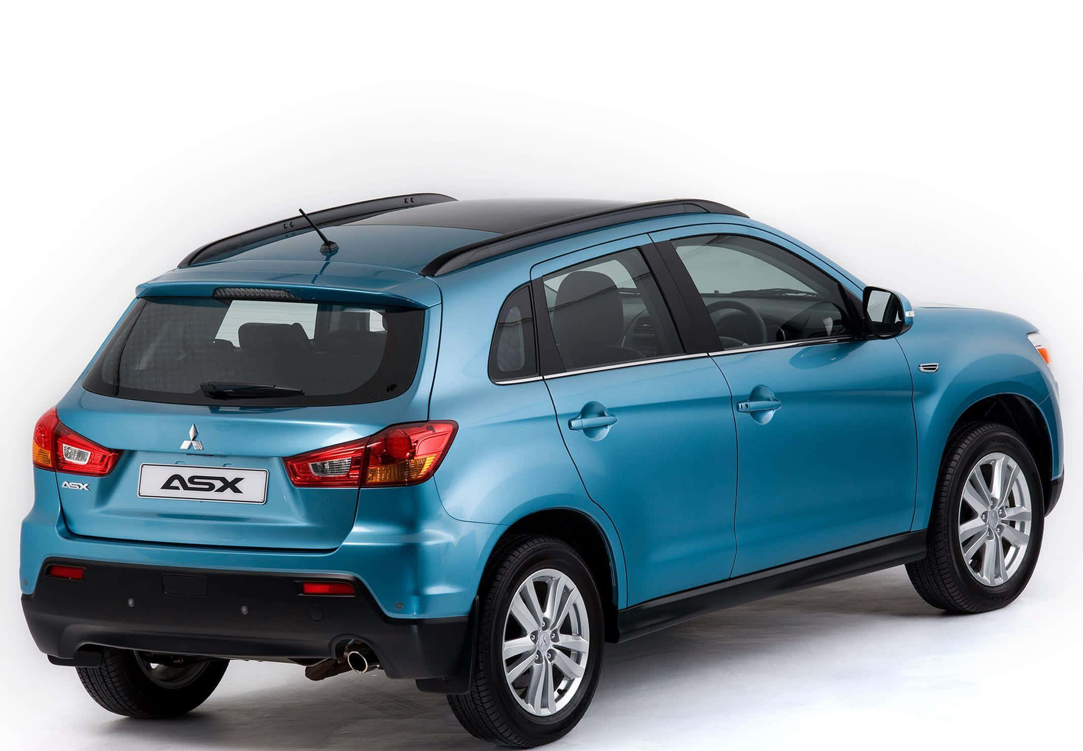 Mitsubishi Asx 桌布 壁紙 — 一輛時尚的藍色三菱ASX SUV在攝影棚燈光下，搭配潔白背景。