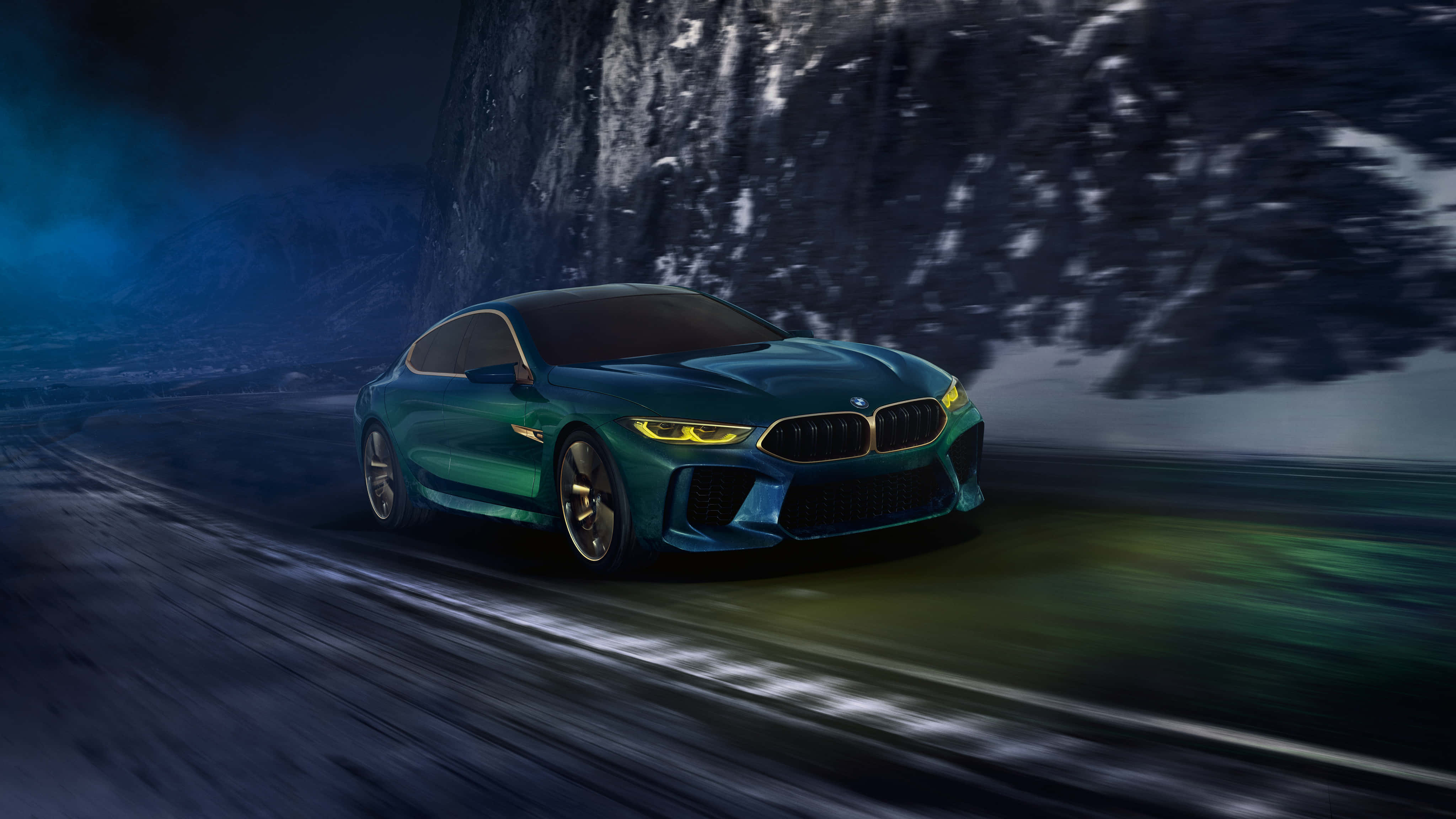 Coupe 桌布 壁紙 — 一架時尚的青色BMW M8 Coupe在夜晚沿著蜿蜒的山路飛馳，明亮的車頭燈劃破迷霧般的黑暗。