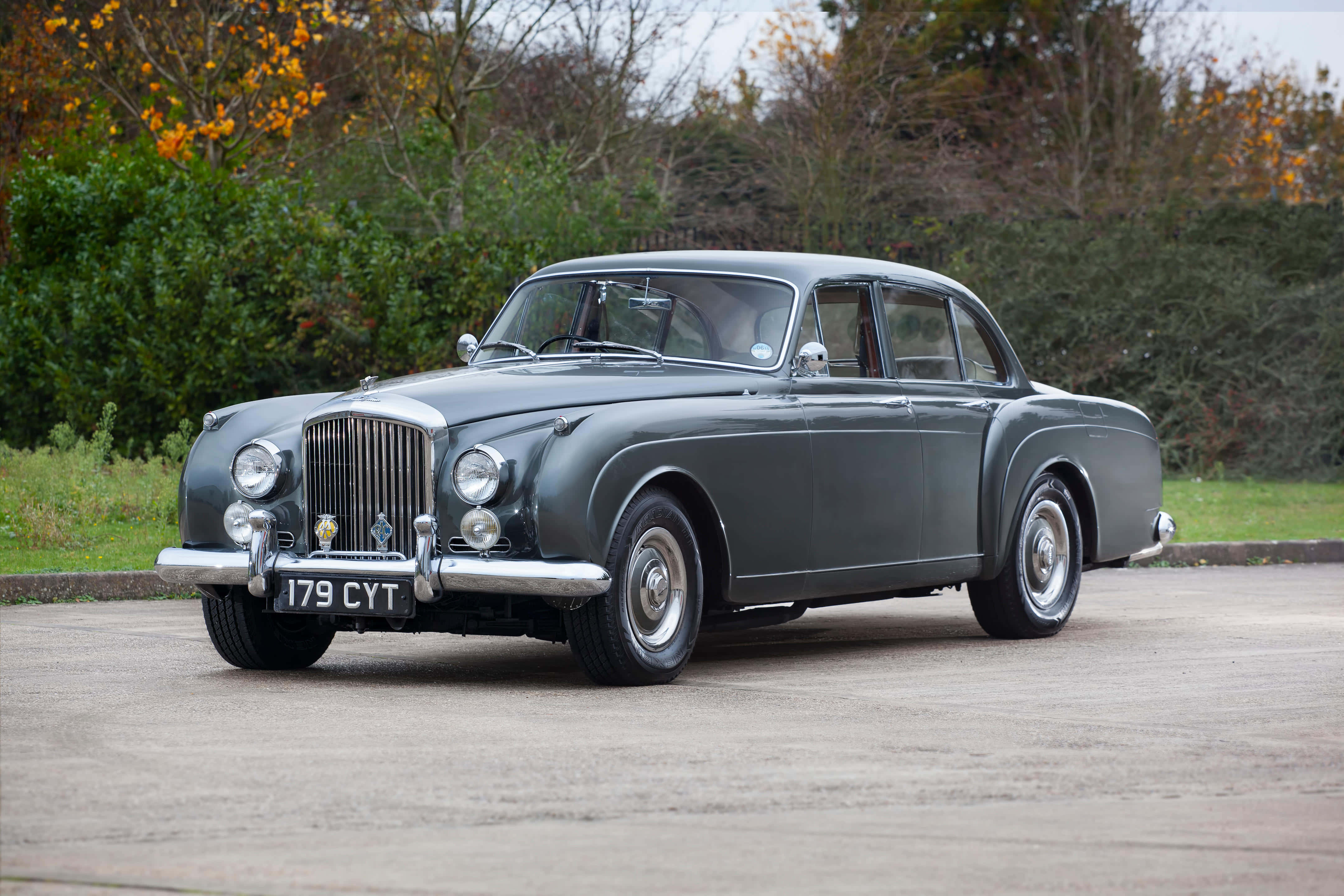 Bentley S2 桌布 壁紙 — 一輛時尚灰色復古賓利房車停放在鋪砌的車道上，背景有秋天的樹木。