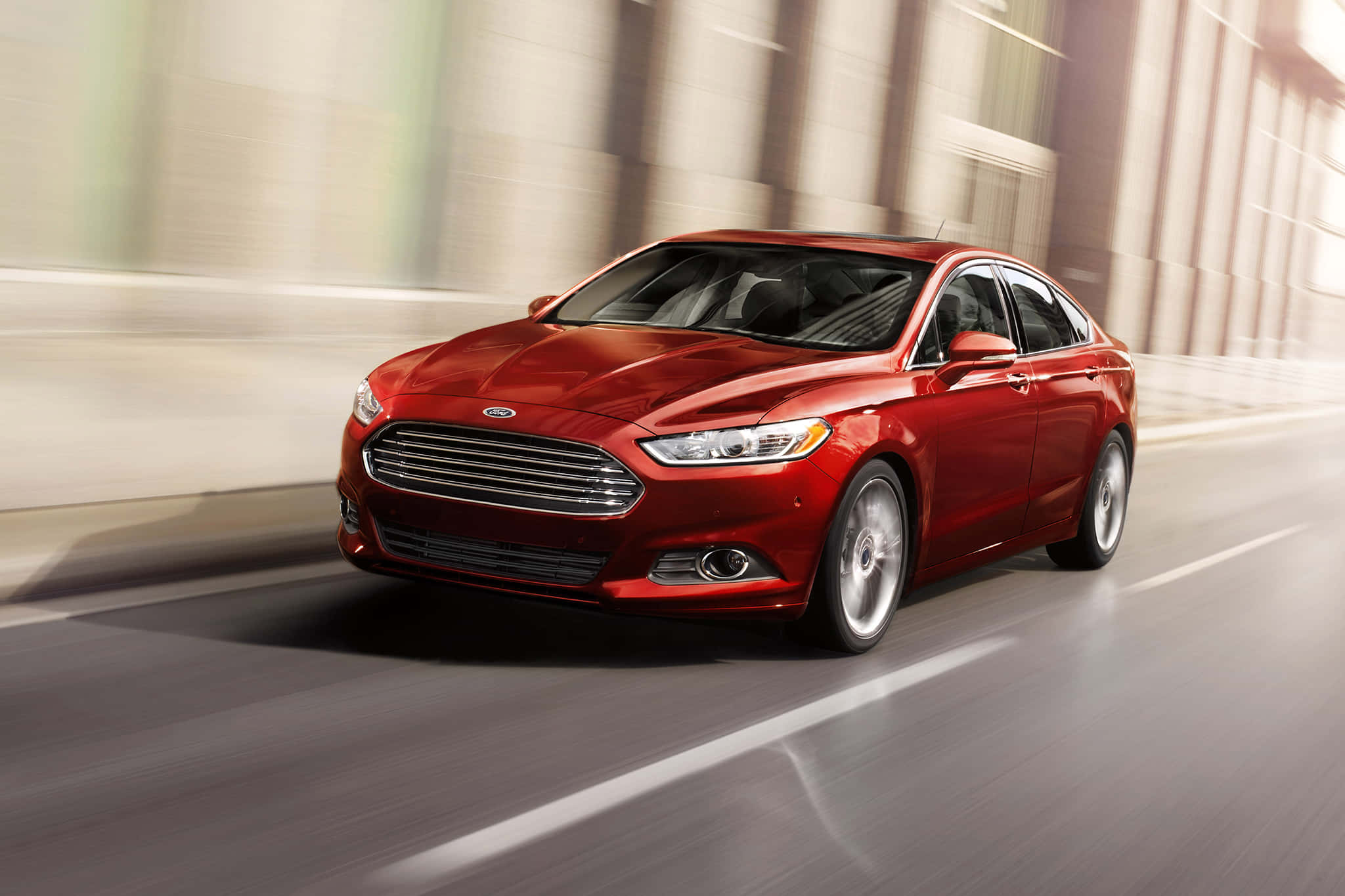 Ford Fusion 桌布 壁紙 — 一輛時尚的紅色福特轎車在城市的街道上飛馳，動態模糊掠過現代建築。