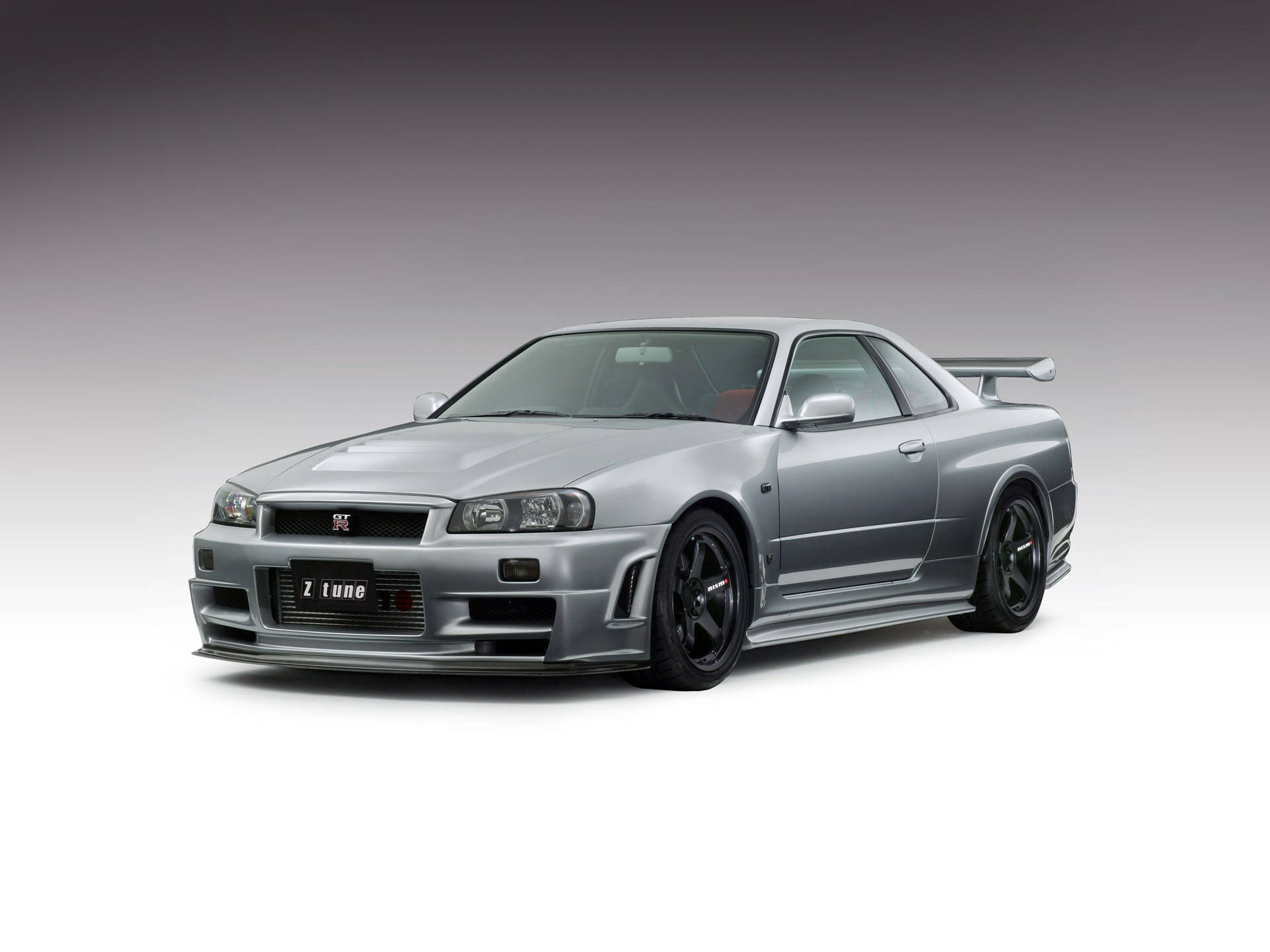 銀色日產Skyline GT-R Z Tune跑車，配備黑色輪圈和後擾流板。 — 城市天際線汽車 壁紙