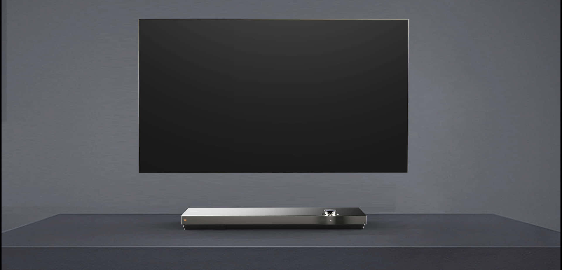現代銀色soundbar在簡約灰色房間的大型電視下方。 — 1080P 壁紙