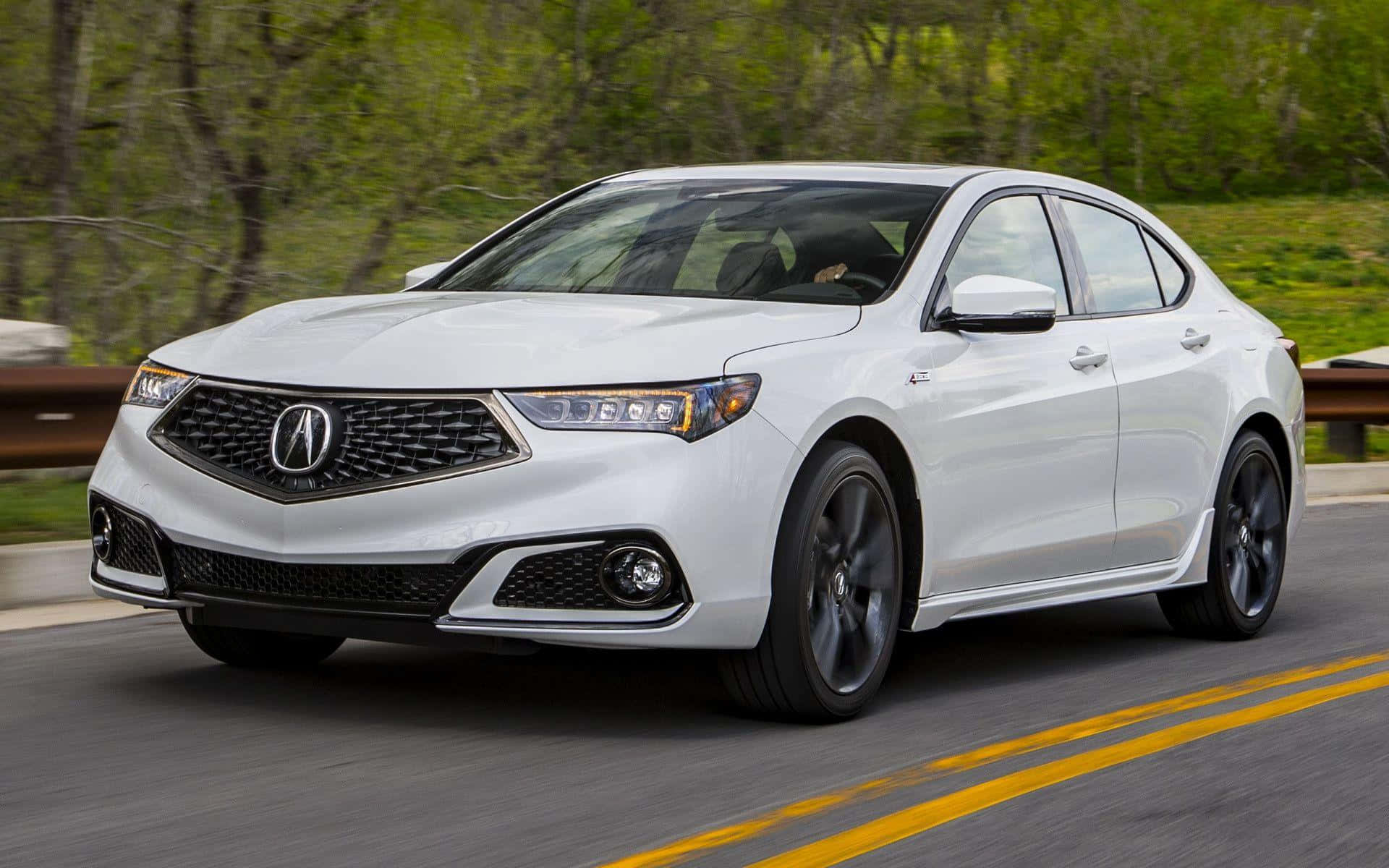 Acura Tlx 桌布 壁紙 — 一輛時尚的白色Acura轎車沿著綠樹成蔭的道路疾馳，動態模糊強調了其動態運動。
