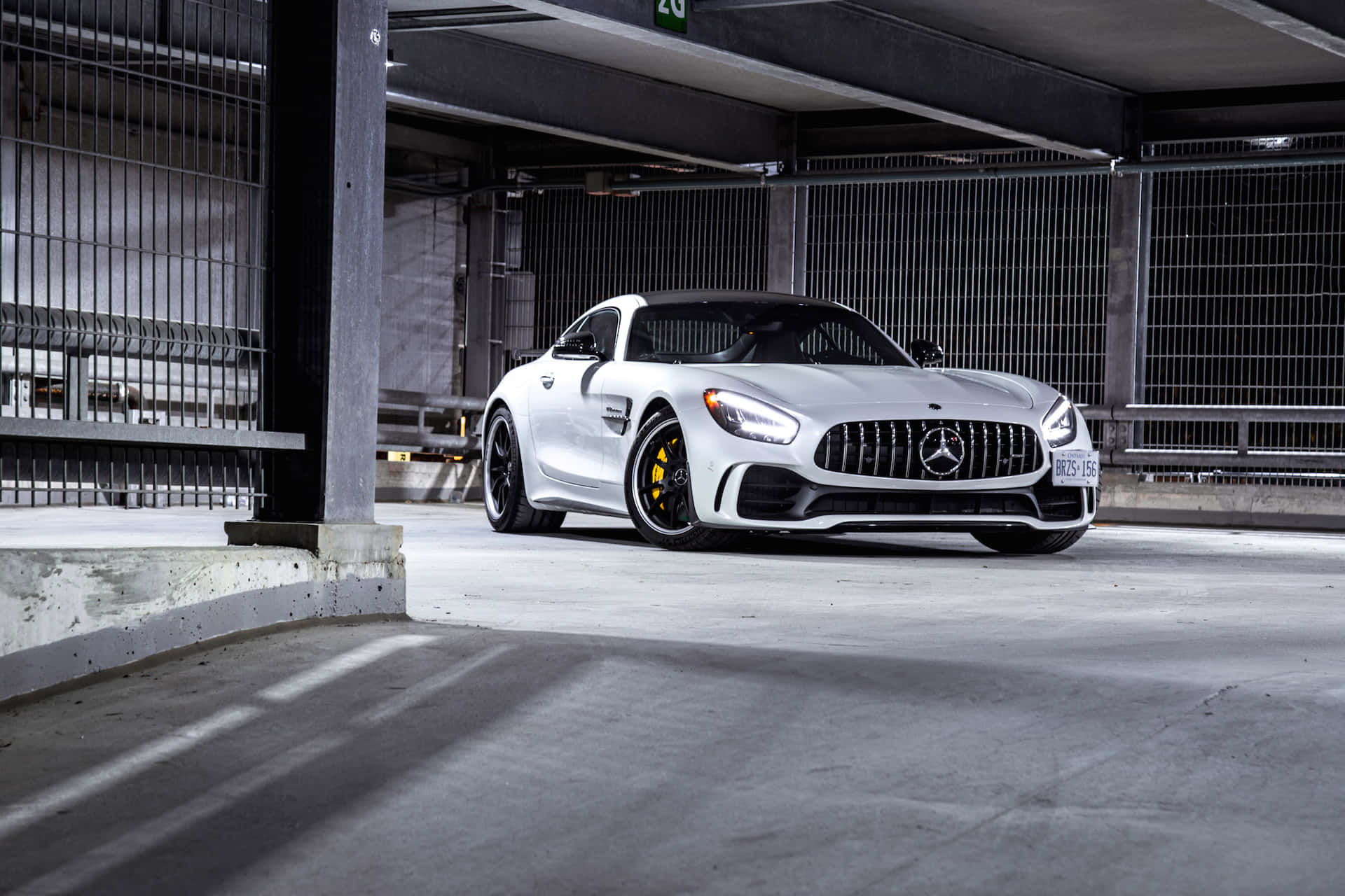 白色Mercedes-AMG GT跑車停放在工業地下停車場。 — Amg Gt R 壁紙