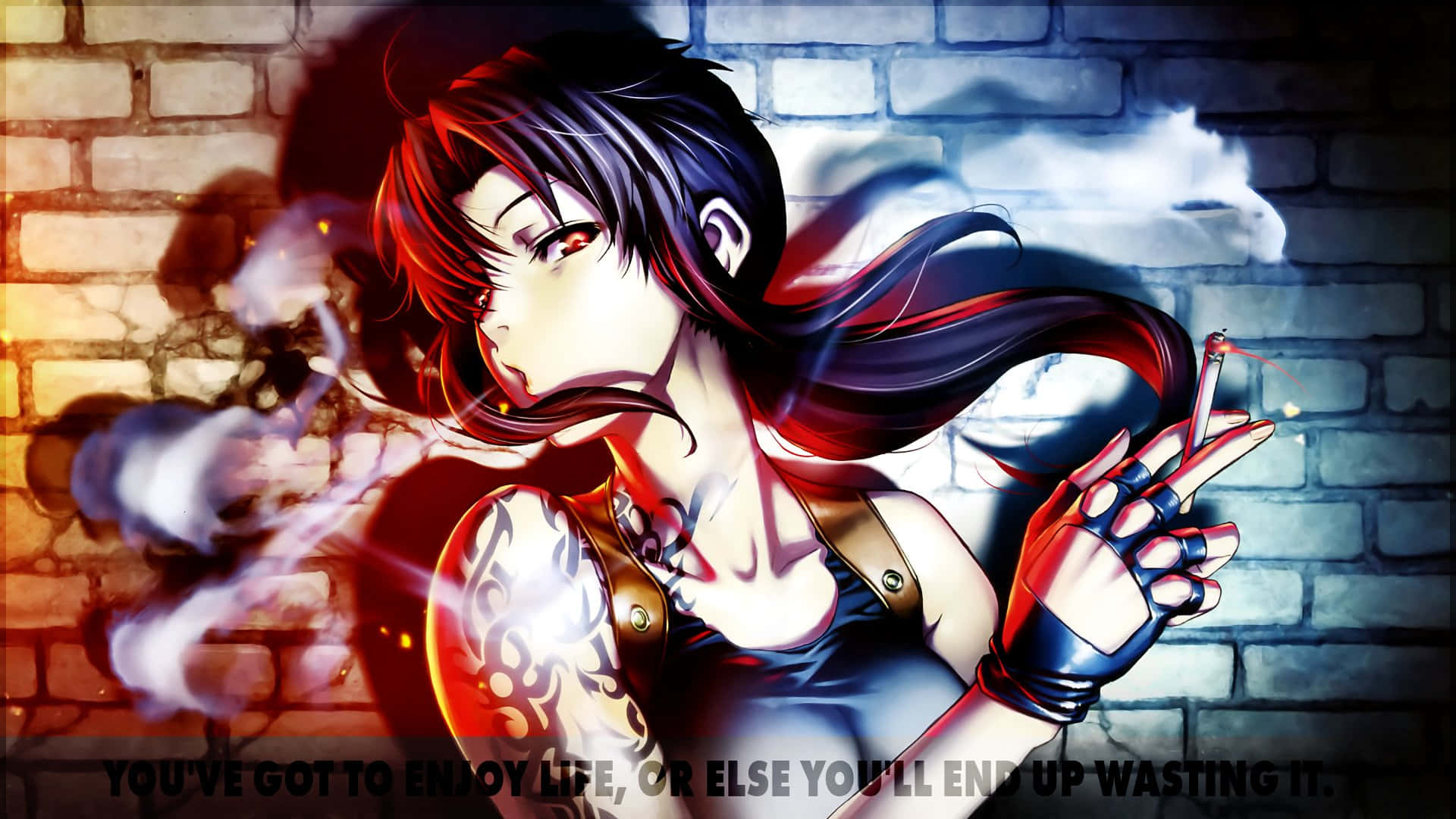Black Lagoon Revy 桌布 壁紙 — 一個風格化的動漫女孩，深色頭髮和紅色眼睛，靠著磚牆抽煙，煙霧繚繞，燈光效果戲劇化。