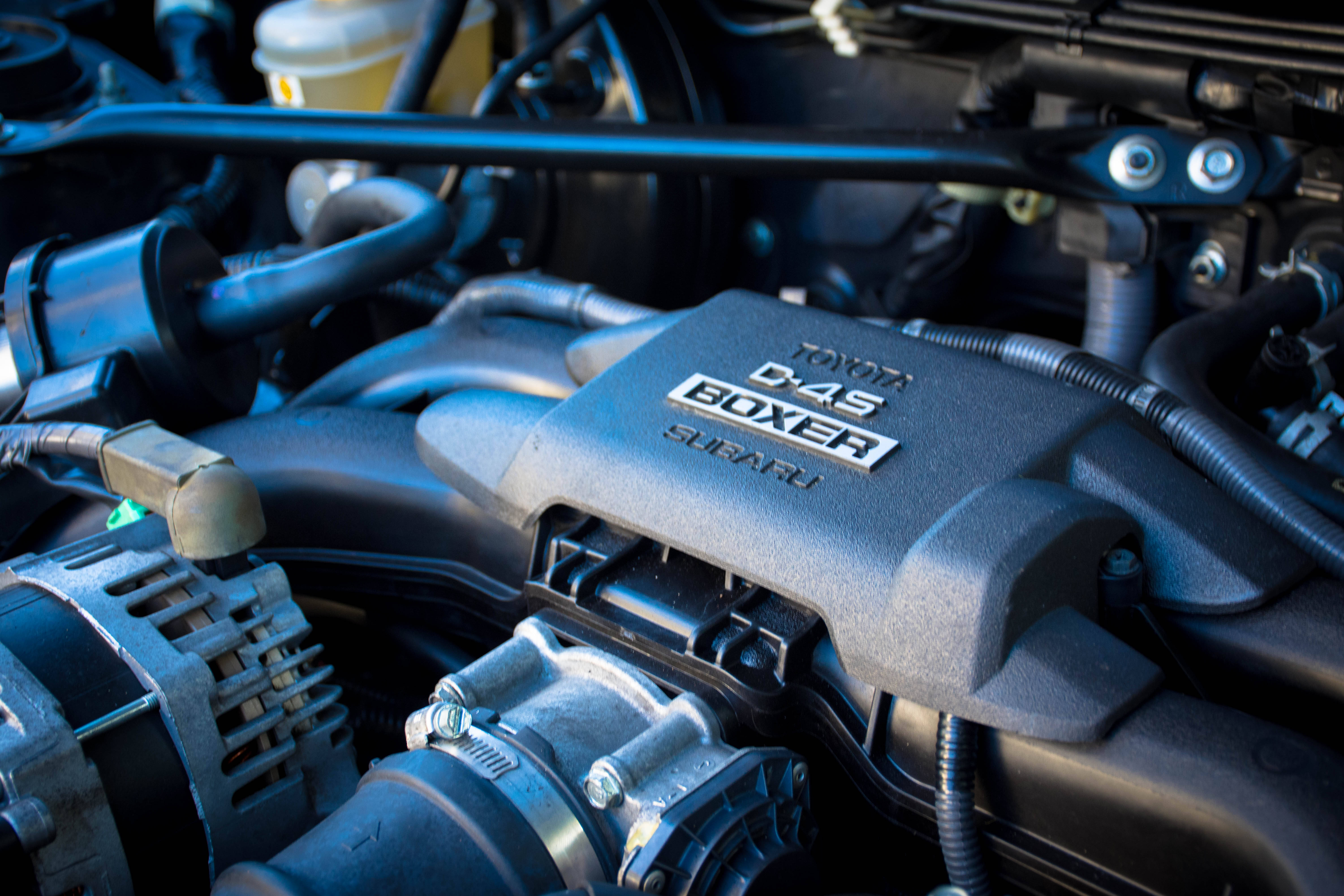 Engine 桌布 壁紙 — Subaru引擎艙的特寫，帶有D-4S 60XER蓋子和複雜的機械部件，在明亮光線下。