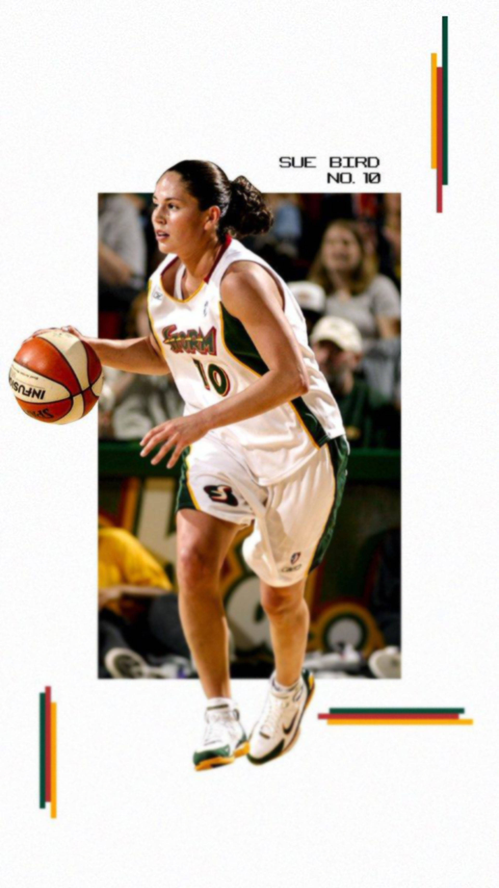 Sue Bird 桌布 壁紙 — Sue Bird 身穿白色西雅圖風暴球衣，在比賽中跨步運球，背景有模糊的觀眾。