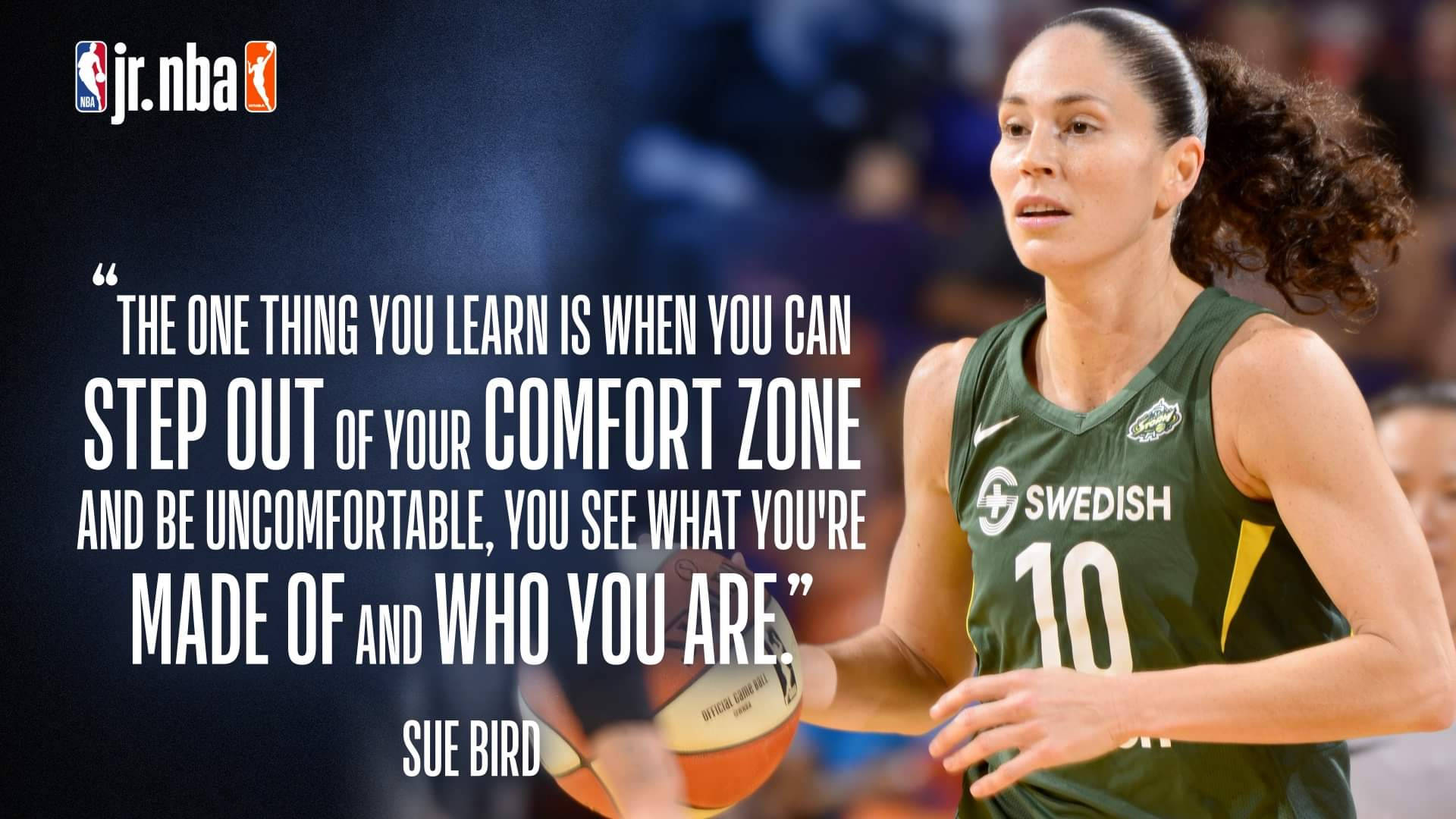 Sue 桌布 壁紙 — Sue Bird 身穿綠色球衣運球，深色背景上疊加勵志名言。