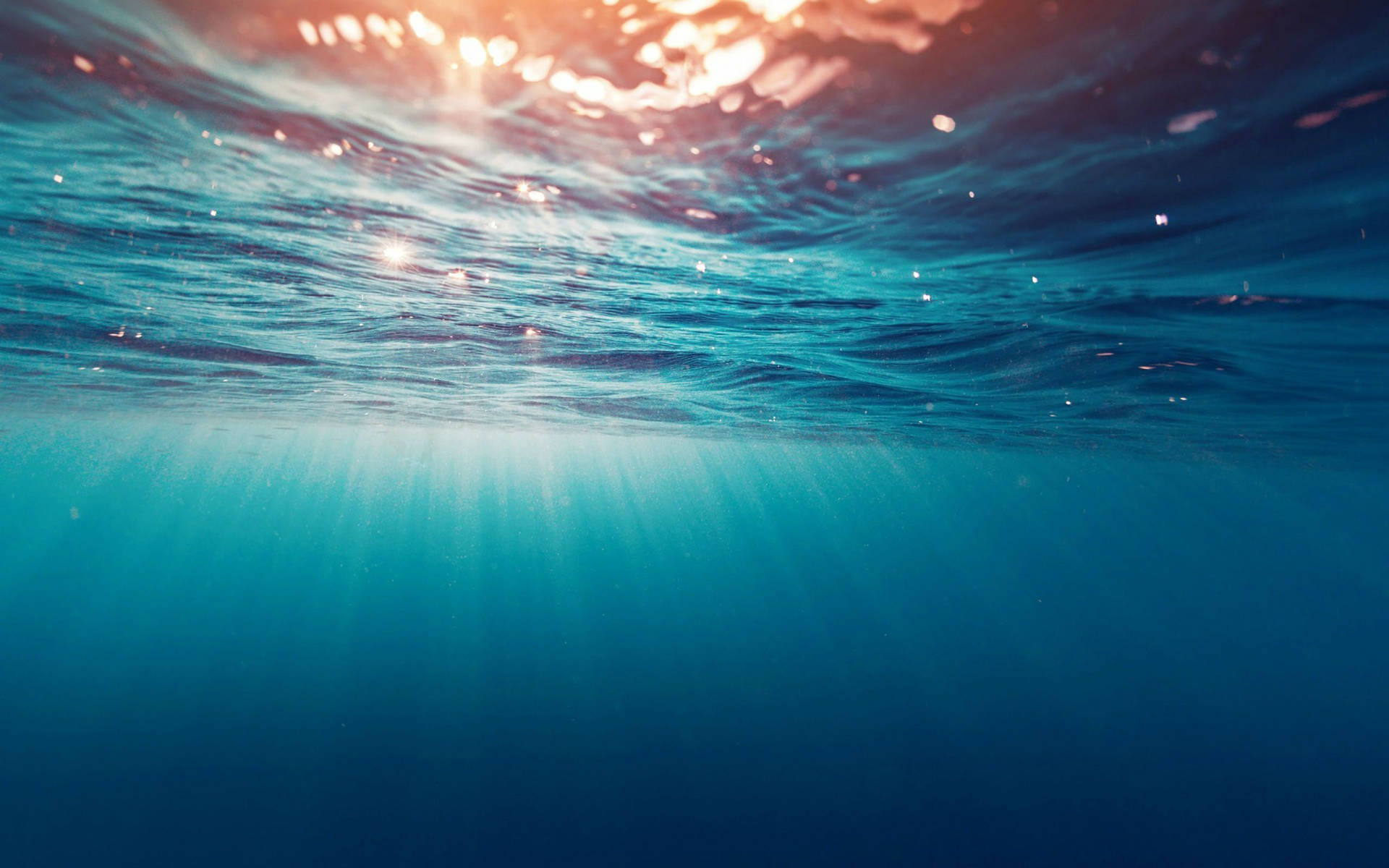 陽光穿過水下的海浪閃耀。 — 4K 超高清 壁紙