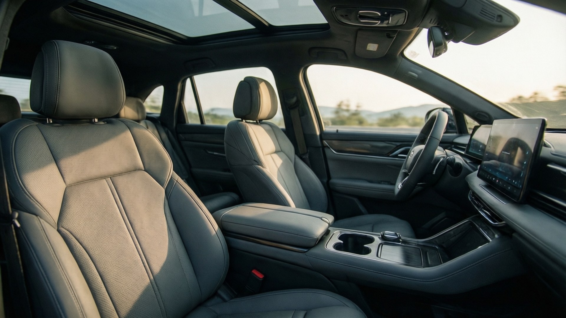 EV9 Family Cabin 壁紙 — 陽光透過全景天窗灑在現代汽車寬敞車廂內的米色皮革座椅上。