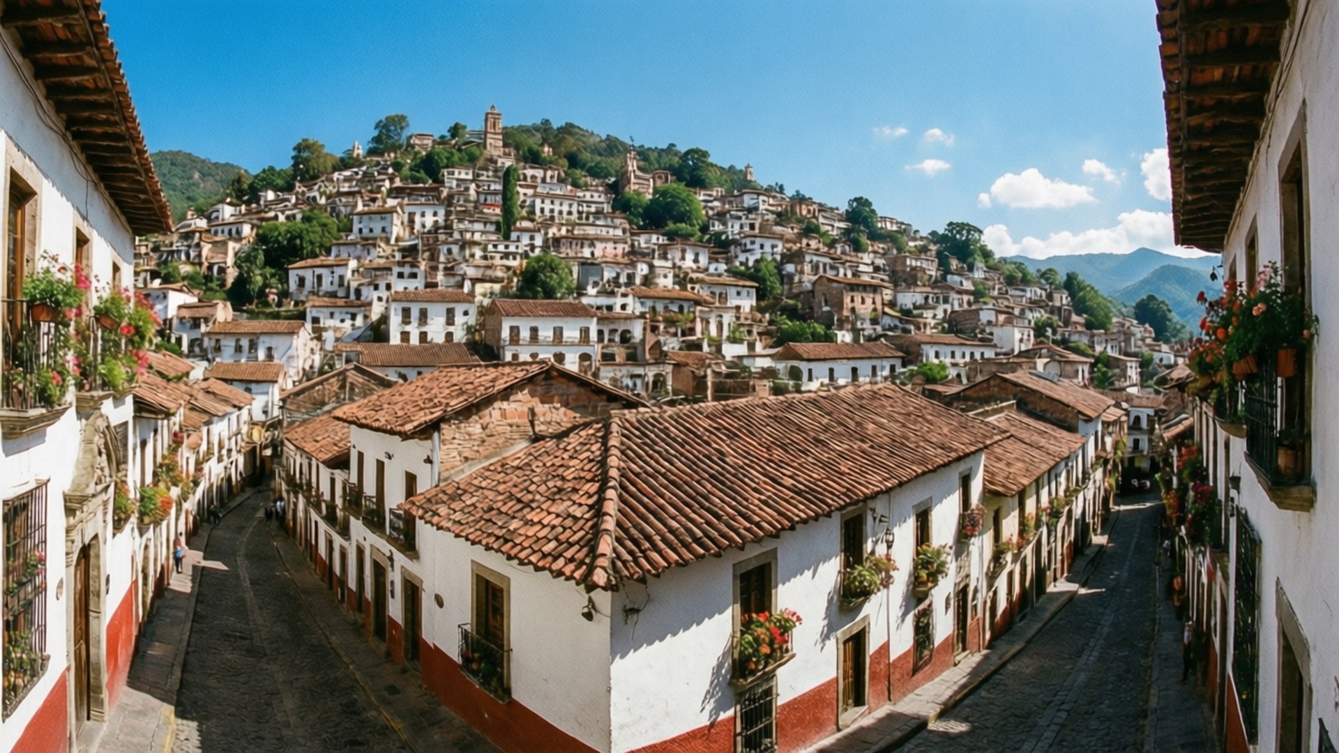 Taxco Silver Town 壁紙 — 陽光普照的殖民小鎮，白色建築、陶土屋頂和花箱沿著狹窄的鵝卵石街道層疊而下。