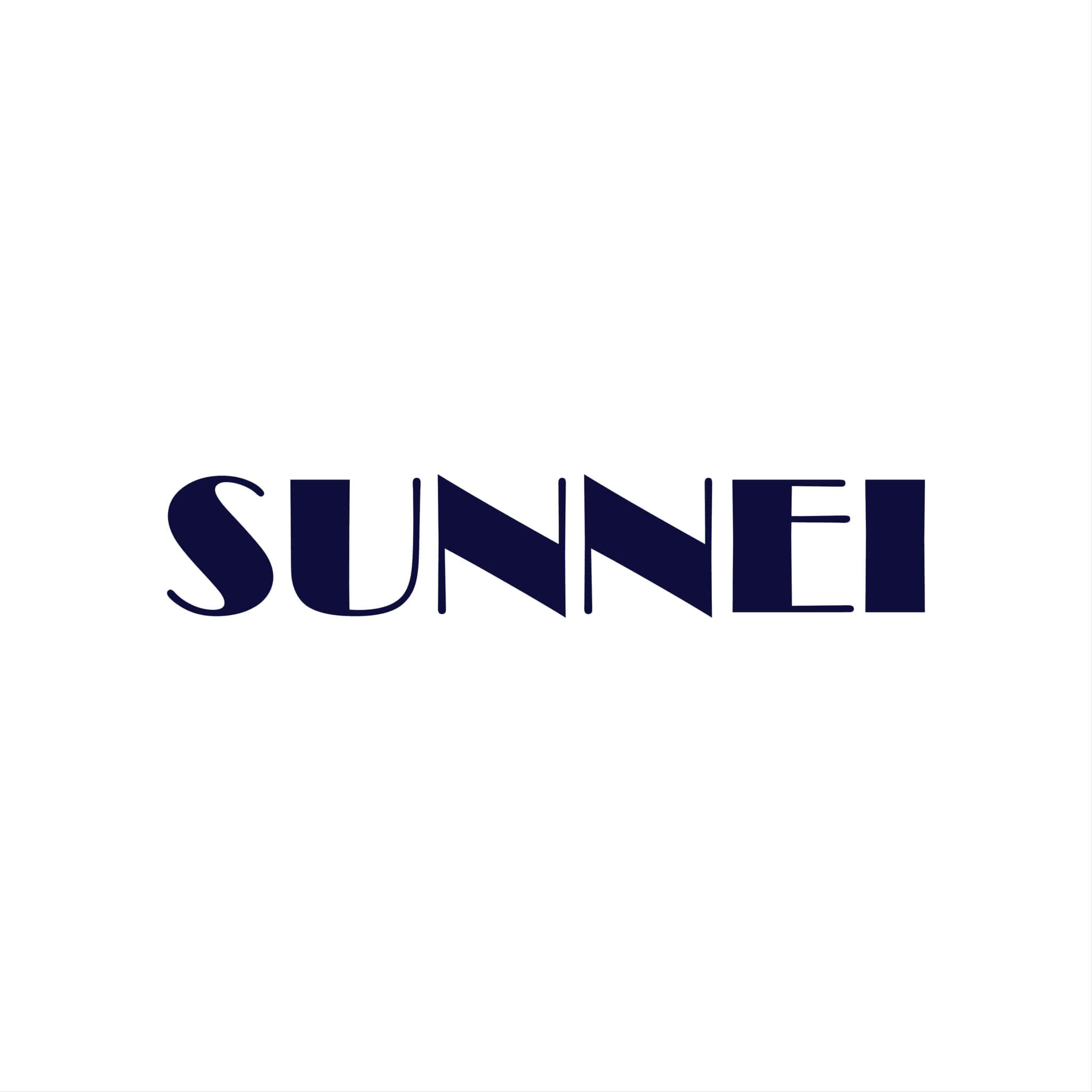 品牌 桌布 壁紙 — 「SUNNEI」一詞以粗體海軍藍字體居中顯示在純白背景上。