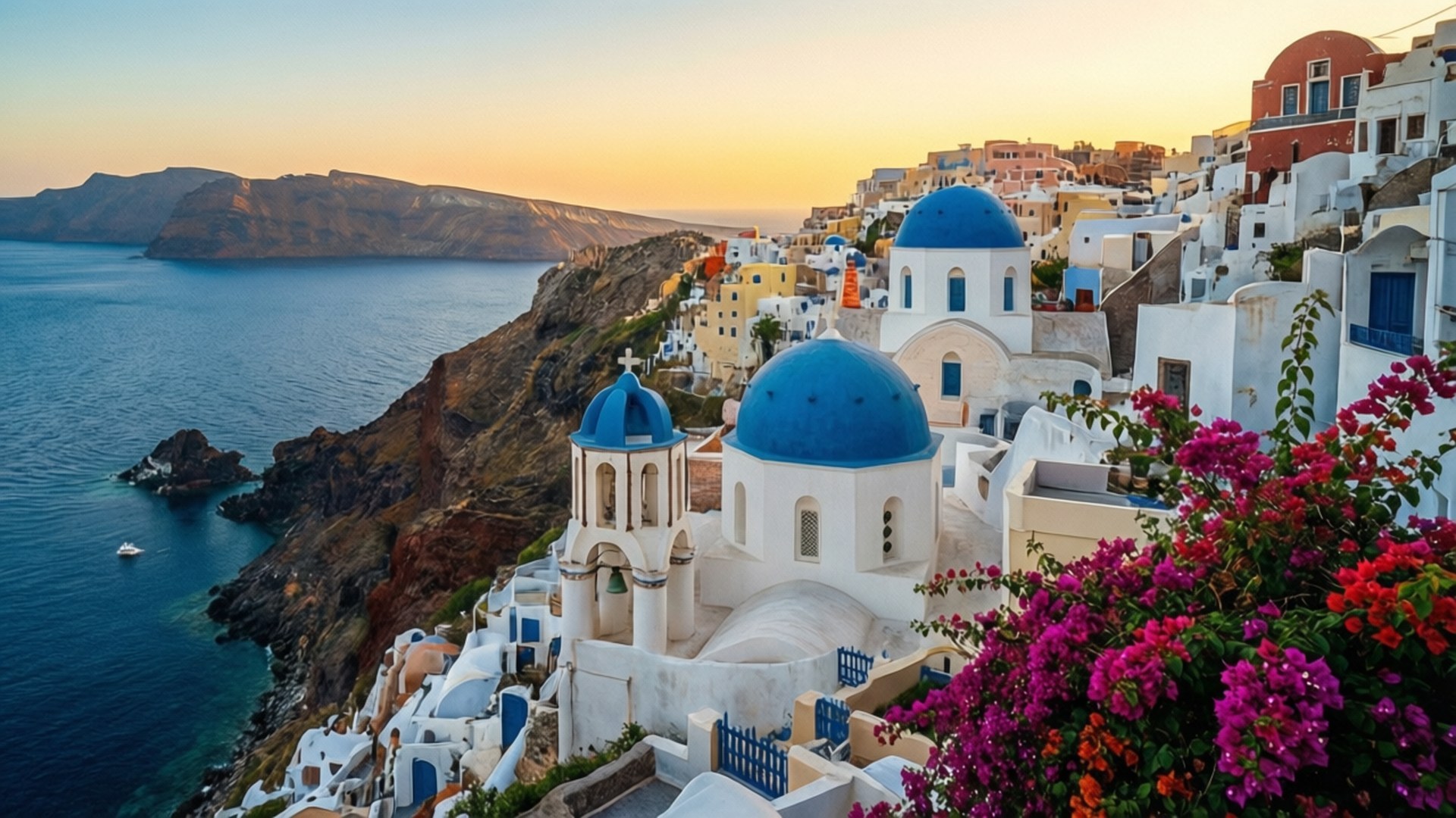 Santorini Sunset Dream 壁紙 — 日落將聖托里尼標誌性的白色圓頂教堂和懸崖建築沐浴在金色光芒中，俯瞰愛琴海。