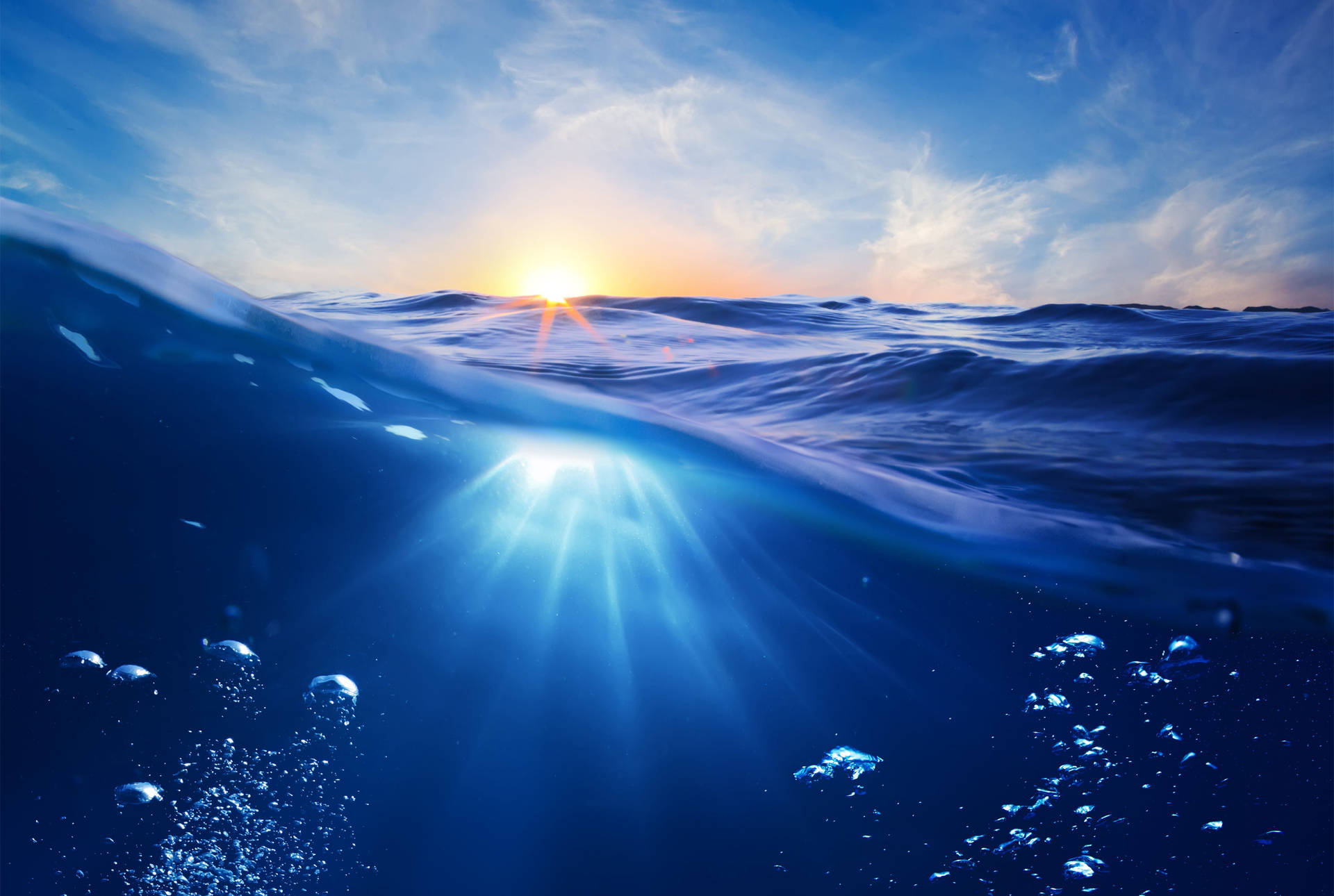 海洋上的日落，水下光線和氣泡 — 4K 壁紙