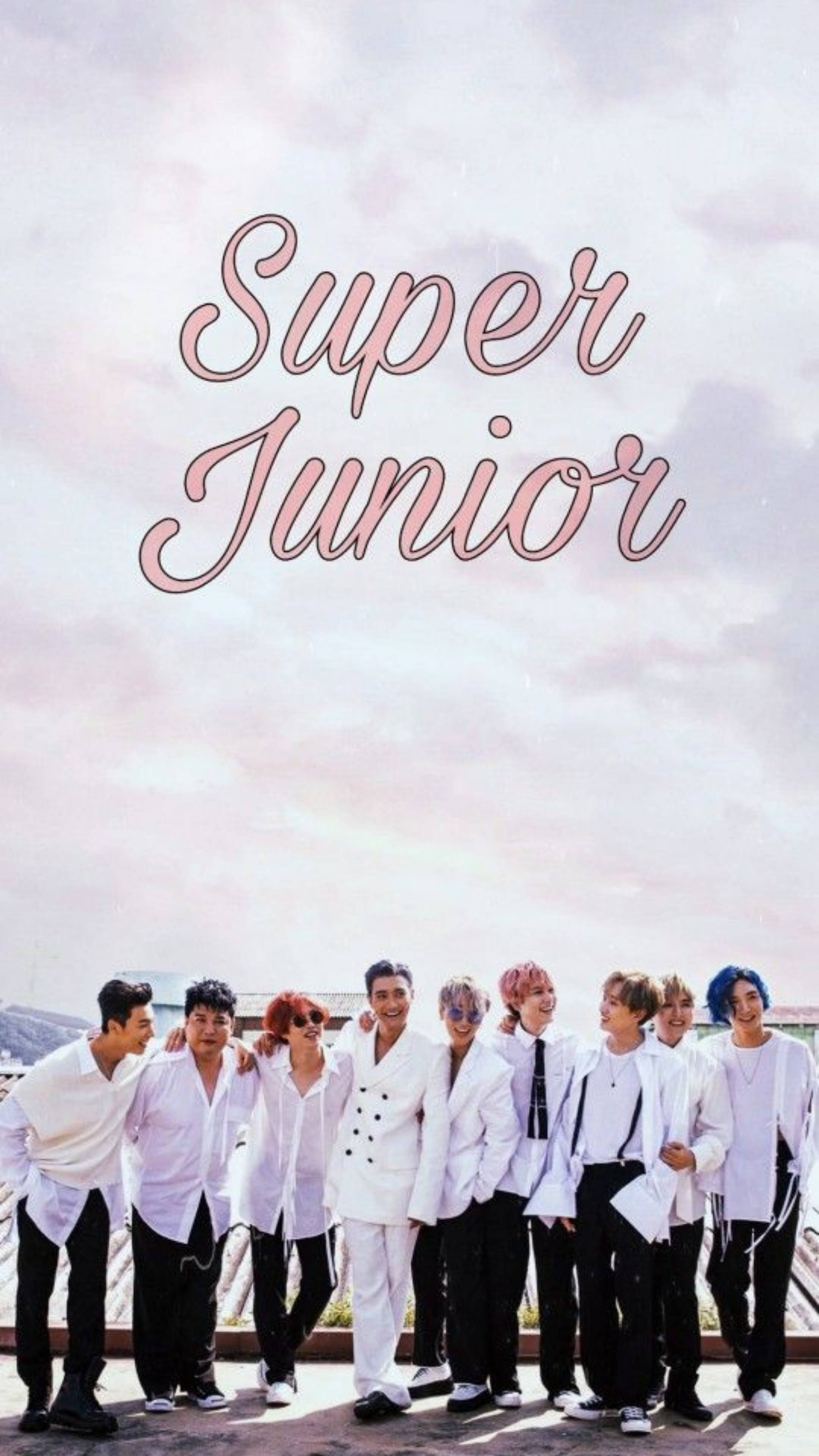 Super 桌布 壁紙 — Super Junior 成員身穿白色西裝，在柔和的粉紅色和藍色天空下，伴隨著蓬鬆的雲朵，愉快地擺姿勢。